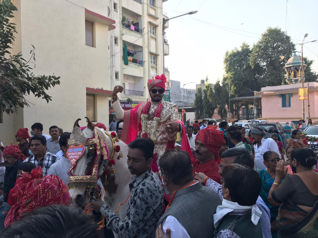 પ્રણવ પટેલ, અમદાવાદ: અમદાવાદમાં (Ahmedabad) સહિત છ મહાનગરપાલિકામાં (Mahanagarpalika) આજે મતદાન (Election) થઇ રહ્યું છે. ત્યારે લોકોમાં પણ ઉત્સાહ દેખાઇ રહ્યો છે. શહેરના થલતેજ ગામમાં રહેતા બારોટ પરિવારના પુત્રનું આજે લગ્ન (marriage) છે. પરિવારની જાન હિંમતનગર જવાની છે તે પહેલા પરિવારે પોતાનો લોકશાહીનો પર્વ ઉજવીને મતદાન કર્યું છે. વરરાજા (groom) ધનરાજ બારોટ ઘોડે ચઢીને મતદાન કરવા પહોંચ્યા હતા. પ્રણવ પટેલ, અમદાવાદ: અમદાવાદમાં (Ahmedabad) સહિત છ મહાનગરપાલિકામાં (Mahanagarpalika) આજે મતદાન (Election) થઇ રહ્યું છે. ત્યારે લોકોમાં પણ ઉત્સાહ દેખાઇ રહ્યો છે. શહેરના થલતેજ ગામમાં રહેતા બારોટ પરિવારના પુત્રનું આજે લગ્ન (marriage) છે. પરિવારની જાન હિંમતનગર જવાની છે તે પહેલા પરિવારે પોતાનો લોકશાહીનો પર્વ ઉજવીને મતદાન કર્યું છે. વરરાજા (groom) ધનરાજ બારોટ ઘોડે ચઢીને મતદાન કરવા પહોંચ્યા હતા.