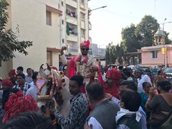 અમદાવાદમાં લોકશાહી પર્વની ઉજવણી, વરરાજાએ ઘોડે ચઢીને જાન લઇને પરિવાર સાથે કર્યું મતદાન