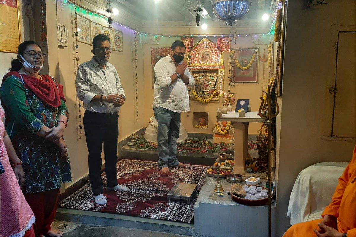 વર્ષ 1411મા એક બાદશાહ એહમદ શાહ અને નાથ બાવાએ માણેક બુર્જ ખાતે પ્રથમ ઈંટ મૂકીને પૂજા કરીને અમદાવાદની સ્થાપના કરી હતી. અમદાવાદની સ્થાનાના 610 વર્ષથી ગુરુ માણેકનાથના વંશજોએ નાથ સંપ્રદાયની પરંપરા જાળવી રાખી છે. ગુરુ માણેકનાથજીના 13મી પેઢીના વારસદાર મહંત ચંદનનાથજી આ સમાધિ ઉપર દૈનિક પૂજા કરવાની પ્રથા આજે પણ ચાલુ રાખી છે. વર્ષ 1411મા એક બાદશાહ એહમદ શાહ અને નાથ બાવાએ માણેક બુર્જ ખાતે પ્રથમ ઈંટ મૂકીને પૂજા કરીને અમદાવાદની સ્થાપના કરી હતી. અમદાવાદની સ્થાનાના 610 વર્ષથી ગુરુ માણેકનાથના વંશજોએ નાથ સંપ્રદાયની પરંપરા જાળવી રાખી છે. ગુરુ માણેકનાથજીના 13મી પેઢીના વારસદાર મહંત ચંદનનાથજી આ સમાધિ ઉપર દૈનિક પૂજા કરવાની પ્રથા આજે પણ ચાલુ રાખી છે.