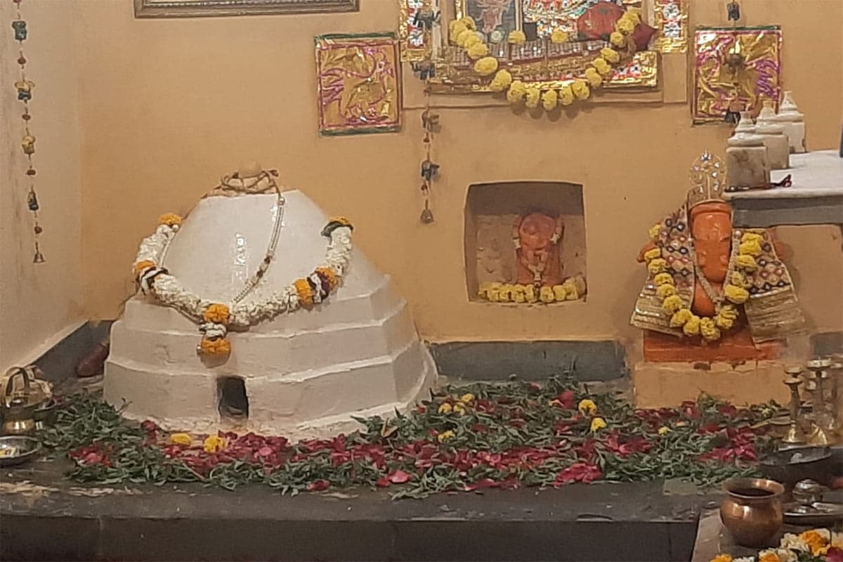 વિભુ પટેલ, અમદાવાદ: આજે (તા. 26 ફેબ્રુઆરી) અમદાવાદનો જન્મ દિવસ છે. કોરોનાની ગાઇડલાઇન પ્રમાણે આજે સાદાઈથી અમદાવાદના જન્મ દિવસની ઉજવણી કરવામાં આવી હતી. આ પ્રસંગે ગુરુ માણેકનાથ ગાદીના 13મા મહંત ચંદનનાથજીએ આરતી તેમજ પુષ્પાંજલિ અર્પણ કરી હતી. ગુરૂ માણેકનાથજી સમાધિ સ્થાન પર વિશેષ આરતી કરાઈ હતી. તેમજ જ્યાં પ્રથમ ઈંટ મૂકાઈ હતી તે જગ્યાની આરતી કરાઈ છે. કહેવાય છે કે અમદાવાદનો અમૂલ્ય વારસો ગુરુ માણેકજીના આશીર્વાદથી મળ્યો છે. વિભુ પટેલ, અમદાવાદ: આજે (તા. 26 ફેબ્રુઆરી) અમદાવાદનો જન્મ દિવસ છે. કોરોનાની ગાઇડલાઇન પ્રમાણે આજે સાદાઈથી અમદાવાદના જન્મ દિવસની ઉજવણી કરવામાં આવી હતી. આ પ્રસંગે ગુરુ માણેકનાથ ગાદીના 13મા મહંત ચંદનનાથજીએ આરતી તેમજ પુષ્પાંજલિ અર્પણ કરી હતી. ગુરૂ માણેકનાથજી સમાધિ સ્થાન પર વિશેષ આરતી કરાઈ હતી. તેમજ જ્યાં પ્રથમ ઈંટ મૂકાઈ હતી તે જગ્યાની આરતી કરાઈ છે. કહેવાય છે કે અમદાવાદનો અમૂલ્ય વારસો ગુરુ માણેકજીના આશીર્વાદથી મળ્યો છે.