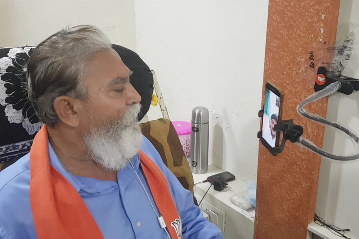 કિંજલ કારસરીયા, જામનગર: ગુજરાતમાં હાલ ચૂંટણીની મોસમ જામી છે. હાલ સ્થાનિક સ્વરાજ્યની ચૂંટણી (Local body polls)માં રાજકીય પક્ષોના ઉમેદવારો પ્રચાર પ્રસારમાં જોરશોરથી લાગ્યા છે. આ દરમિયાન જામનગરમાં ભાજપના એક ઉમેદવાર (JMC election BJP candidate) માત્ર ડિજિટલ મીડિયા (Digital Campaign) અને ફોનના માધ્યમથી ઘરે બેઠાં બેઠાં પોતાનો પ્રચાર કરી રહ્યા છે. તો જાણીએ આ ઉમેદવાર કેવી રીતે ચૂંટણી પ્રચાર કરી રહ્યા છે. જામનગર મહાનગરપાલિકાની ચૂંટણીના પડઘમ વાગી ચૂક્યા છે. ઉમેદવારો અને રાજકીય પક્ષો હાલ પોતાનો પ્રચાર પ્રસાર કરી રહ્યા છે. કિંજલ કારસરીયા, જામનગર: ગુજરાતમાં હાલ ચૂંટણીની મોસમ જામી છે. હાલ સ્થાનિક સ્વરાજ્યની ચૂંટણી (Local body polls)માં રાજકીય પક્ષોના ઉમેદવારો પ્રચાર પ્રસારમાં જોરશોરથી લાગ્યા છે. આ દરમિયાન જામનગરમાં ભાજપના એક ઉમેદવાર (JMC election BJP candidate) માત્ર ડિજિટલ મીડિયા (Digital Campaign) અને ફોનના માધ્યમથી ઘરે બેઠાં બેઠાં પોતાનો પ્રચાર કરી રહ્યા છે. તો જાણીએ આ ઉમેદવાર કેવી રીતે ચૂંટણી પ્રચાર કરી રહ્યા છે. જામનગર મહાનગરપાલિકાની ચૂંટણીના પડઘમ વાગી ચૂક્યા છે. ઉમેદવારો અને રાજકીય પક્ષો હાલ પોતાનો પ્રચાર પ્રસાર કરી રહ્યા છે.