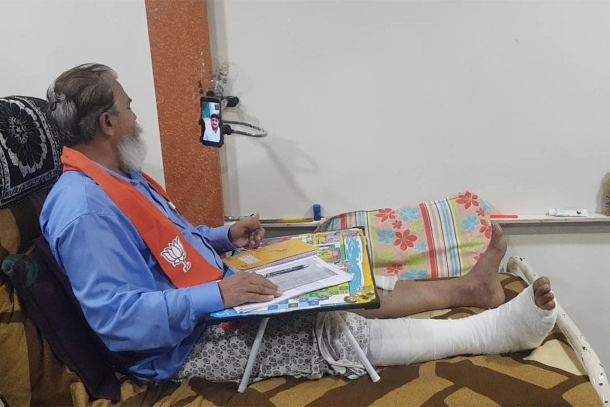 જામનગરના વોર્ડ નંબર વોર્ડ નંબર-7ના ભાજપના ઉમેદવાર ગોપાલ સોરઠિયા પોતાનો પ્રચાર ઘરેથી જ કરી રહ્યા છે. જામનગર મહાનગરપાલિકાના ભૂતપૂર્વ ડેપ્યુટી મેયર રહી ચૂકેલા ગોપાલ સોરઠિયાની તાજેતરમાં ભાજપના શહેર મહામંત્રી તરીકે નિમણૂક કરવામાં આવી હતી. જે બાદમાં તેમને અકસ્માત નડ્યો હતો. અકસ્માતમાં ગોપાલ સોરઠિયાના બંને પગમાં ફ્રેક્ચર થતા તેઓને હૉસ્પિટલમાં સારવાર આપી પગમાં પ્લાસ્ટર સાથે રેસ્ટ કરવા ડૉક્ટરે સલાહ આપી હતી. જામનગરના વોર્ડ નંબર વોર્ડ નંબર-7ના ભાજપના ઉમેદવાર ગોપાલ સોરઠિયા પોતાનો પ્રચાર ઘરેથી જ કરી રહ્યા છે. જામનગર મહાનગરપાલિકાના ભૂતપૂર્વ ડેપ્યુટી મેયર રહી ચૂકેલા ગોપાલ સોરઠિયાની તાજેતરમાં ભાજપના શહેર મહામંત્રી તરીકે નિમણૂક કરવામાં આવી હતી. જે બાદમાં તેમને અકસ્માત નડ્યો હતો. અકસ્માતમાં ગોપાલ સોરઠિયાના બંને પગમાં ફ્રેક્ચર થતા તેઓને હૉસ્પિટલમાં સારવાર આપી પગમાં પ્લાસ્ટર સાથે રેસ્ટ કરવા ડૉક્ટરે સલાહ આપી હતી.
