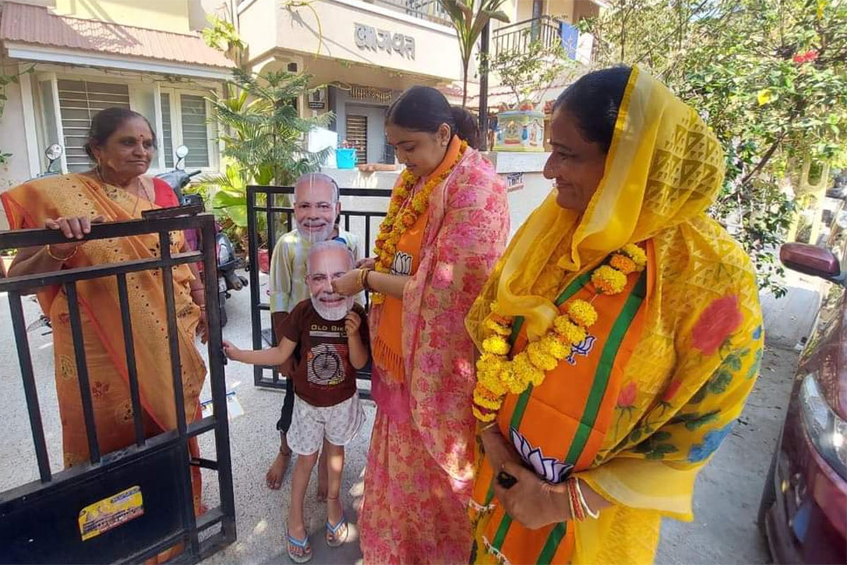 અત્રે નોંધવી રહ્યું કે, અત્યારસુધી ભારતીય જનતા પાર્ટી દ્વારા નરેન્દ્ર મોદીનું માસ્ક, ભાજપની ટોપી તેમજ ભાજપના માસ્કનું વિતરણ કરવામાં આવી રહ્યું હતું. ત્યારે સ્લમ વિસ્તાર છે ત્યાં મહિલા મતદાતાઓને આકર્ષવા માટે આ પ્રકારે સુશોભનને લગતી ચીજવસ્તુઓ આપવામાં આવી રહી છે. અત્રે નોંધવી રહ્યું કે, અત્યારસુધી ભારતીય જનતા પાર્ટી દ્વારા નરેન્દ્ર મોદીનું માસ્ક, ભાજપની ટોપી તેમજ ભાજપના માસ્કનું વિતરણ કરવામાં આવી રહ્યું હતું. ત્યારે સ્લમ વિસ્તાર છે ત્યાં મહિલા મતદાતાઓને આકર્ષવા માટે આ પ્રકારે સુશોભનને લગતી ચીજવસ્તુઓ આપવામાં આવી રહી છે.