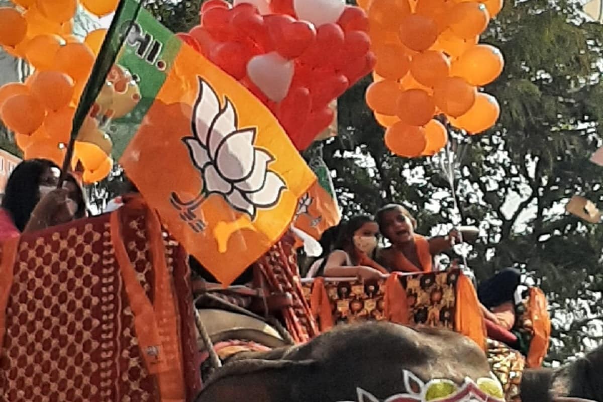 હાથીના શૃંગાર સાથે હાથીની સૂંઢ, અને કાન પર કમળ બનાવવામાં આવ્યું હતું.જે ખોખરા વોર્ડના ભાજપના ઉમેદવાર ના ચૂંટણી પ્રચારનું આકર્ષણનું કેન્દ્ર બન્યું હતું.ખોખરા વોર્ડમાં ભાજપના ઉમેદવારની ચૂંટણી પ્રચારમાં મોટી સંખ્યામાં કાર્યકરો જોડાયા હતા. હાથીના શૃંગાર સાથે હાથીની સૂંઢ, અને કાન પર કમળ બનાવવામાં આવ્યું હતું.જે ખોખરા વોર્ડના ભાજપના ઉમેદવાર ના ચૂંટણી પ્રચારનું આકર્ષણનું કેન્દ્ર બન્યું હતું.ખોખરા વોર્ડમાં ભાજપના ઉમેદવારની ચૂંટણી પ્રચારમાં મોટી સંખ્યામાં કાર્યકરો જોડાયા હતા.