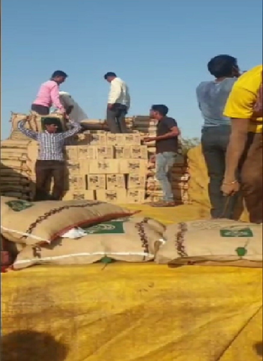 પોલીસે ટ્રેલર ચાલક પર શંકા જતા જ ટ્રેલરને થોભાવી તપાસ કરી હતી. જેમાં ચોખાના કટ્ટાની નીચે દારૂની 4500 બોટલ મળી આવી હતી, જેથી પોલીસે દારૂ અને ટ્રેલર સહિત 39.87 લાખ રૂપિયાનો મુદ્દામાલ જપ્ત કર્યો છે. પોલીસે ટ્રેલર ચાલક પર શંકા જતા જ ટ્રેલરને થોભાવી તપાસ કરી હતી. જેમાં ચોખાના કટ્ટાની નીચે દારૂની 4500 બોટલ મળી આવી હતી, જેથી પોલીસે દારૂ અને ટ્રેલર સહિત 39.87 લાખ રૂપિયાનો મુદ્દામાલ જપ્ત કર્યો છે.
