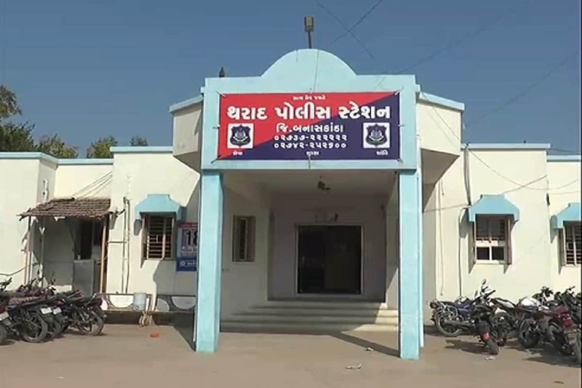 સ્થાનિક સ્વરાજ્યની ચૂંટણીમાં બુટલેગરો ગુજરાતમાં દારૂના જથ્થાને ઘુસાડવા માટે અવનવા કીમિયા અપનાવી રહ્યા છે, જેમાં આજે રાજસ્થાનથી ચોખાના કટ્ટાની આડમાં જંગી માત્રામાં દારૂ ભરેલા ટ્રેલર ગુજરાતમાં ઘુસાડવામાં આવી રહ્યું હતું. જોકે થરાદ પાસે આવેલ ખોડા ચેકપોસ્ટ પર પોલીસની સતર્કતાના કારણે બુટલેગરોનો આ કીમિયો નિષ્ફળ નીવડ્યો છે. સ્થાનિક સ્વરાજ્યની ચૂંટણીમાં બુટલેગરો ગુજરાતમાં દારૂના જથ્થાને ઘુસાડવા માટે અવનવા કીમિયા અપનાવી રહ્યા છે, જેમાં આજે રાજસ્થાનથી ચોખાના કટ્ટાની આડમાં જંગી માત્રામાં દારૂ ભરેલા ટ્રેલર ગુજરાતમાં ઘુસાડવામાં આવી રહ્યું હતું. જોકે થરાદ પાસે આવેલ ખોડા ચેકપોસ્ટ પર પોલીસની સતર્કતાના કારણે બુટલેગરોનો આ કીમિયો નિષ્ફળ નીવડ્યો છે.