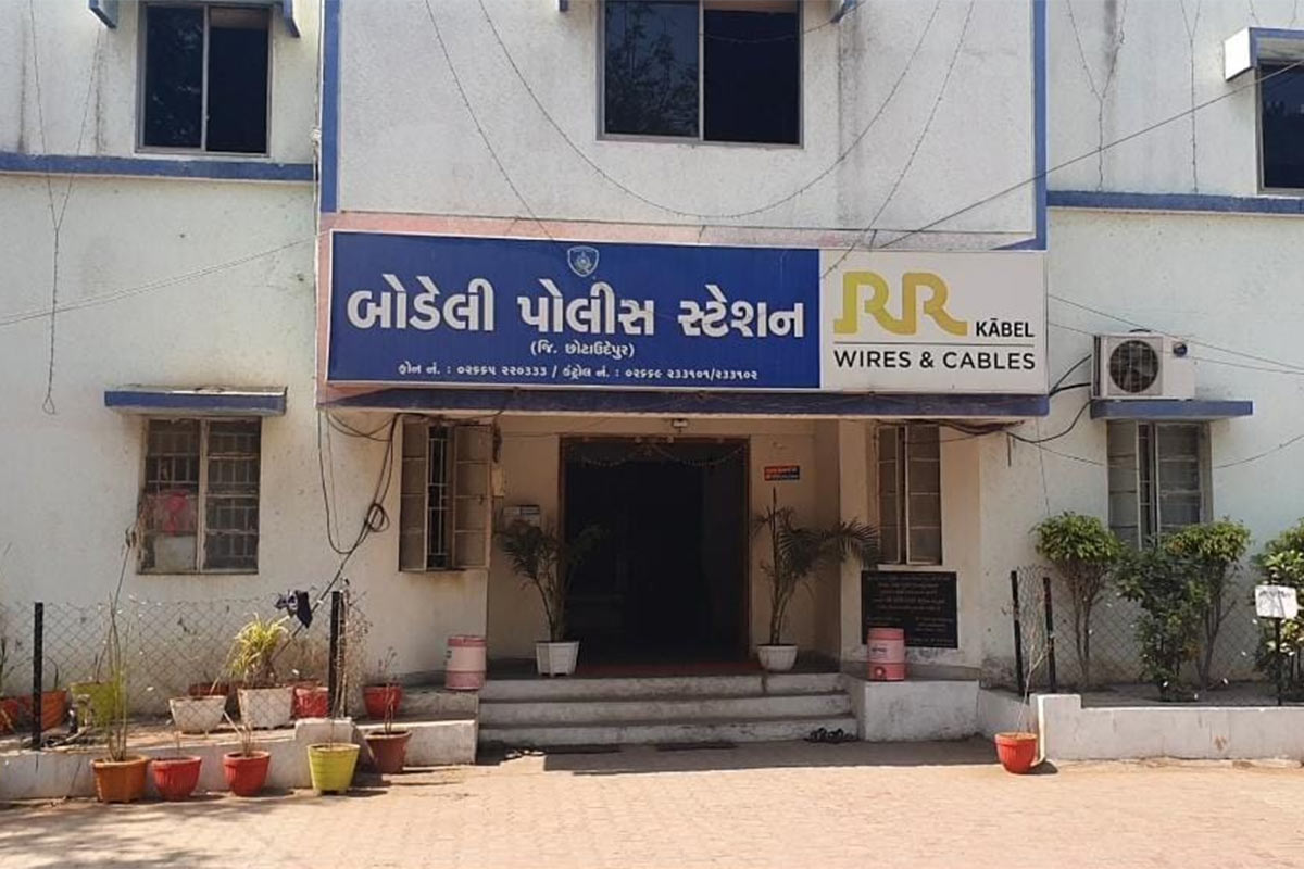 મુંબઈથી અબ્દુલ જે ગાડી લઈને આવ્યો હતો તે ગાડી પોલીસે કબ્જે કરી છે. તેના ડ્રાઈવરનું કહેવું છે કે તેને દિવસના 500 રૂપિયા આપશે તેમ કહીને ગાડી ભાડા પર કરી હતી. પોલીસે આ કેસમાં ઝડપાયેલા આરોપીના રિમાન્ડ મેળવ્યા છે અને પૂછપરછ શરૂ કરી છે. આ ગેંગમાં કેટલા સભ્યો શામેલ છે અને તમામે આ પહેલા કેટલા લોકોને આવી રીતે ચૂનો ચોપડ્યો છે તે તપાસ બાદ જ માલુમ પડશે. મુંબઈથી અબ્દુલ જે ગાડી લઈને આવ્યો હતો તે ગાડી પોલીસે કબ્જે કરી છે. તેના ડ્રાઈવરનું કહેવું છે કે તેને દિવસના 500 રૂપિયા આપશે તેમ કહીને ગાડી ભાડા પર કરી હતી. પોલીસે આ કેસમાં ઝડપાયેલા આરોપીના રિમાન્ડ મેળવ્યા છે અને પૂછપરછ શરૂ કરી છે. આ ગેંગમાં કેટલા સભ્યો શામેલ છે અને તમામે આ પહેલા કેટલા લોકોને આવી રીતે ચૂનો ચોપડ્યો છે તે તપાસ બાદ જ માલુમ પડશે.