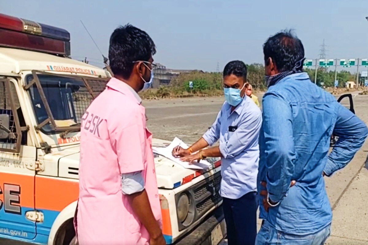 ભરતસિંહ વાઢેર, ભીલાડથી : પડોશી રાજ્ય મહારાષ્ટ્રમાં (Maharashtra) કોરોનાના (Coronavirus case) કેસ ચિંતાજનક રીતે વધી રહ્યા છે.આથી મહારાષ્ટ્ર માં ફરી એક વખત મિની લોકડાઉંન (Lockdown) જેવો માહોલ સર્જાઈ ગયો છે. જેને લઇને મહારાષ્ટ્રની બોર્ડર પર આવેલા વલસાડ જિલ્લાનું તંત્ર પણ એલર્ટ મોડ પર આવી ગયું છે. મહારાષ્ટ્ર અને ગુજરાતની બોર્ડર પર ભીલાડ ચેકપોસ્ટ પર ફરી એક વખત વલસાડ જિલ્લા આરોગ્ય વિભાગની ટીમોને તહેનાત કરી દેવામાં આવી છે. ભરતસિંહ વાઢેર, ભીલાડથી : પડોશી રાજ્ય મહારાષ્ટ્રમાં (Maharashtra) કોરોનાના (Coronavirus case) કેસ ચિંતાજનક રીતે વધી રહ્યા છે.આથી મહારાષ્ટ્ર માં ફરી એક વખત મિની લોકડાઉંન (Lockdown) જેવો માહોલ સર્જાઈ ગયો છે. જેને લઇને મહારાષ્ટ્રની બોર્ડર પર આવેલા વલસાડ જિલ્લાનું તંત્ર પણ એલર્ટ મોડ પર આવી ગયું છે. મહારાષ્ટ્ર અને ગુજરાતની બોર્ડર પર ભીલાડ ચેકપોસ્ટ પર ફરી એક વખત વલસાડ જિલ્લા આરોગ્ય વિભાગની ટીમોને તહેનાત કરી દેવામાં આવી છે.
