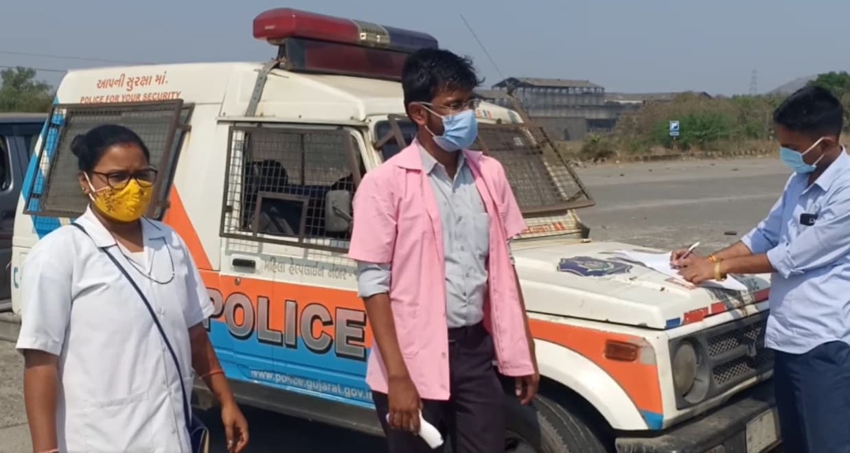 આથી ભીલાડ ચેકપોસ્ટ પર ફરી એક વખત lockdownની જેમ જ વાહન ચેકિંગ અને આરોગ્ય વિભાગ દ્વારા મહારાષ્ટ્રથી ગુજરાતમાં પ્રવેશતા લોકોનું તબીબી તપાસ કરવામાં આવી રહી છે. તેમના ટ્રાવેલ હિસ્ટ્રી ચેક કરવામાં આવી રહી છે. આથી ભીલાડ ચેકપોસ્ટ પર ફરી એક વખત lockdownની જેમ જ વાહન ચેકિંગ અને આરોગ્ય વિભાગ દ્વારા મહારાષ્ટ્રથી ગુજરાતમાં પ્રવેશતા લોકોનું તબીબી તપાસ કરવામાં આવી રહી છે. તેમના ટ્રાવેલ હિસ્ટ્રી ચેક કરવામાં આવી રહી છે.