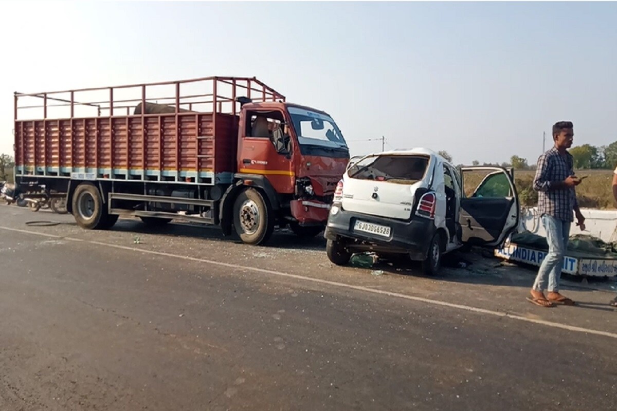 બોટાદમાં પણ અકસ્માત : રાજ્યમાં કોરોના વાયરસ બાદ લોકડાઉનને પગલે અકસ્માતની ઘટનાઓમાં ઘટાડો જોવા મળ્યો હતો, પરંતુ જેમ જેમ લોકડાઉનમાં છૂટછાટ મળતી ગઈ તેમ તેમ ફરી અકસ્માતની ઘટનાઓ સામે આવી રહી છે. વાહન ચાલકની એક નજીવી ભૂલના કારણે નિર્દોશના કમોતે મોત થઈ રહ્યા છે. ત્યારે આજે બોટાદ જિલ્લામાં એક ગમખ્વાર અકસ્માતની ઘટના સામે આવી છે. જેમાં એક જ પરિવારમાં પતિ-પત્ની અને પુત્રી ત્રણેના મોત નિપજ્યા છે. બોટાદમાં પણ અકસ્માત : રાજ્યમાં કોરોના વાયરસ બાદ લોકડાઉનને પગલે અકસ્માતની ઘટનાઓમાં ઘટાડો જોવા મળ્યો હતો, પરંતુ જેમ જેમ લોકડાઉનમાં છૂટછાટ મળતી ગઈ તેમ તેમ ફરી અકસ્માતની ઘટનાઓ સામે આવી રહી છે. વાહન ચાલકની એક નજીવી ભૂલના કારણે નિર્દોશના કમોતે મોત થઈ રહ્યા છે. ત્યારે આજે બોટાદ જિલ્લામાં એક ગમખ્વાર અકસ્માતની ઘટના સામે આવી છે. જેમાં એક જ પરિવારમાં પતિ-પત્ની અને પુત્રી ત્રણેના મોત નિપજ્યા છે.