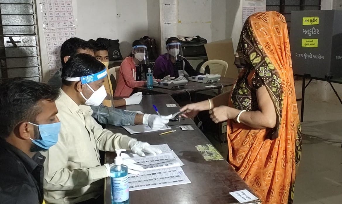 આરોગ્ય વિભાગ દ્વારા મતદાન મથકોને કીટ આપવામાં આવી છે પરંતુ અહીંયા કોઈ કર્મચારી ફરજ પર ન હોવાથી લાલિયાવાડીના દૃશ્યો સામે આવ્યા હતા. આમ ગાઇડલાઇન વગર મતદાન થતું હોવાથી જો કોઈ કોવિડ સંક્રમિત થાય તો સમગ્ર કેન્દ્રમાં આવનાર લોકો પર જોખમ સર્જાયું છે. આરોગ્ય વિભાગ દ્વારા મતદાન મથકોને કીટ આપવામાં આવી છે પરંતુ અહીંયા કોઈ કર્મચારી ફરજ પર ન હોવાથી લાલિયાવાડીના દૃશ્યો સામે આવ્યા હતા. આમ ગાઇડલાઇન વગર મતદાન થતું હોવાથી જો કોઈ કોવિડ સંક્રમિત થાય તો સમગ્ર કેન્દ્રમાં આવનાર લોકો પર જોખમ સર્જાયું છે.