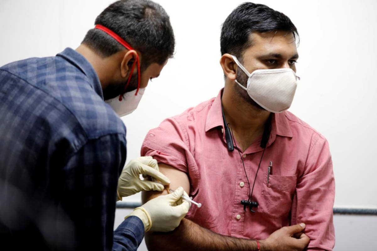 India Coronavirus Updates: ભારતમાં કોરોના વેક્સીનેશન (Corona Vaccination)ના માધ્યમથી 40 લાખથી વધુ દેશવાસીઓને રસી (Covid Vaccine) આપવામાં આવી ચૂકી છે. એક દિવસમાં 1.9 લાખ લોકોને કોરોનાની રસી આપવામાં આવી છે. નોંધનીય છે કે, આંડામાન અને નિકોબારમાં છેલ્લા 8 દિવસમાં એક પણ કેસ (Corona New Cases) નોંધાયા નથી. ત્યાં છેલ્લા 42 દિવસમાં કોરોનાના કારણે એક પણ વ્યક્તિનું મોત નથી થયું. આ ઉપરાંત 10 રાજ્યો અને કેન્દ્રશાસિત પ્રદેશોમાં 100થી પણ ઓછા કેસ નોંધાયા છે. 14 રાજ્યો કે કેન્દ્રશાસિત પ્રદેશમાં છેલ્લા 24 કલાકમાં એક પણ મૃત્યુ નોંધાયું નથી. (REUTERS/Amit Dave/File Photo) India Coronavirus Updates: ભારતમાં કોરોના વેક્સીનેશન (Corona Vaccination)ના માધ્યમથી 40 લાખથી વધુ દેશવાસીઓને રસી (Covid Vaccine) આપવામાં આવી ચૂકી છે. એક દિવસમાં 1.9 લાખ લોકોને કોરોનાની રસી આપવામાં આવી છે. નોંધનીય છે કે, આંડામાન અને નિકોબારમાં છેલ્લા 8 દિવસમાં એક પણ કેસ (Corona New Cases) નોંધાયા નથી. ત્યાં છેલ્લા 42 દિવસમાં કોરોનાના કારણે એક પણ વ્યક્તિનું મોત નથી થયું. આ ઉપરાંત 10 રાજ્યો અને કેન્દ્રશાસિત પ્રદેશોમાં 100થી પણ ઓછા કેસ નોંધાયા છે. 14 રાજ્યો કે કેન્દ્રશાસિત પ્રદેશમાં છેલ્લા 24 કલાકમાં એક પણ મૃત્યુ નોંધાયું નથી. (REUTERS/Amit Dave/File Photo)