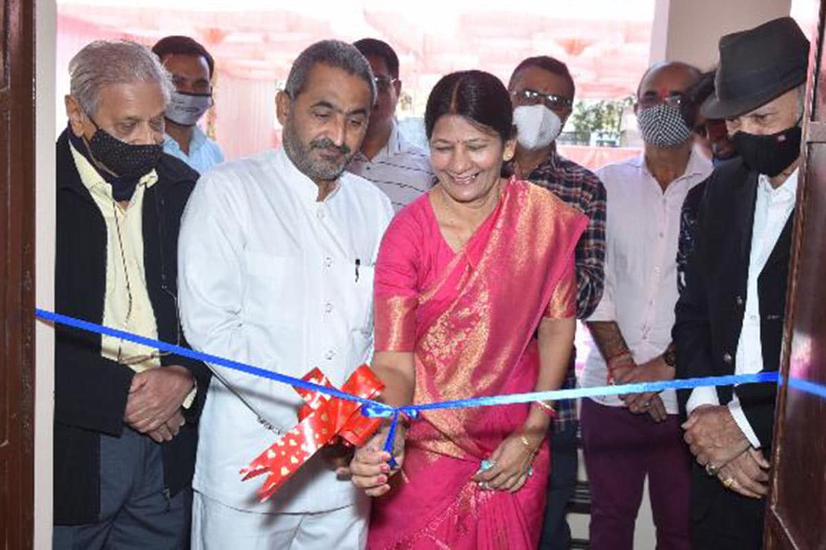 રાજુદાન ગઢવી: ગુજરાતના ગૌરવ સમાન હાસ્ય કલાકાર, લેખક અને સમાજસેવક ડૉ. જગદીશ ત્રિવેદી (Dr Jagdish Trivedi)એ પોતાની પત્નીનો જન્મ દિવસ (Birthday) સાવ અનોખી રીતે ઊજવ્યો છે. સુરેન્દ્રનગર (Surendrangar)માં રહેતા આ કલાકારે અનેક દેશોની સફર ખેડી છે. તેમણે તાજેતરમાં ઝાલાવાડને અનોખું દાન આપ્યું છે. જિંદગીના 50 વર્ષ પુરા કરીને અર્થ ઉપાર્જનનો ત્યાગ કરનાર ડૉ. જગદીશ ત્રિવેદીએ મોરબી જિલ્લાના હળવદ શહેરમાં એક સરકારી પ્રાથમિક શાળા (Government primary school) પાયામાંથી નવી બનાવીને તેને પોતાના પત્ની નીતાબેનનું નામ આપ્યું છે. એટલું જ નહીં, આ શાળાનું પત્નીના જન્મદિવસે જ ઉદ્ઘાટન કરીને જન્મ દિવસની અનોખી ભેટ આપી હતી. રાજુદાન ગઢવી: ગુજરાતના ગૌરવ સમાન હાસ્ય કલાકાર, લેખક અને સમાજસેવક ડૉ. જગદીશ ત્રિવેદી (Dr Jagdish Trivedi)એ પોતાની પત્નીનો જન્મ દિવસ (Birthday) સાવ અનોખી રીતે ઊજવ્યો છે. સુરેન્દ્રનગર (Surendrangar)માં રહેતા આ કલાકારે અનેક દેશોની સફર ખેડી છે. તેમણે તાજેતરમાં ઝાલાવાડને અનોખું દાન આપ્યું છે. જિંદગીના 50 વર્ષ પુરા કરીને અર્થ ઉપાર્જનનો ત્યાગ કરનાર ડૉ. જગદીશ ત્રિવેદીએ મોરબી જિલ્લાના હળવદ શહેરમાં એક સરકારી પ્રાથમિક શાળા (Government primary school) પાયામાંથી નવી બનાવીને તેને પોતાના પત્ની નીતાબેનનું નામ આપ્યું છે. એટલું જ નહીં, આ શાળાનું પત્નીના જન્મદિવસે જ ઉદ્ઘાટન કરીને જન્મ દિવસની અનોખી ભેટ આપી હતી.