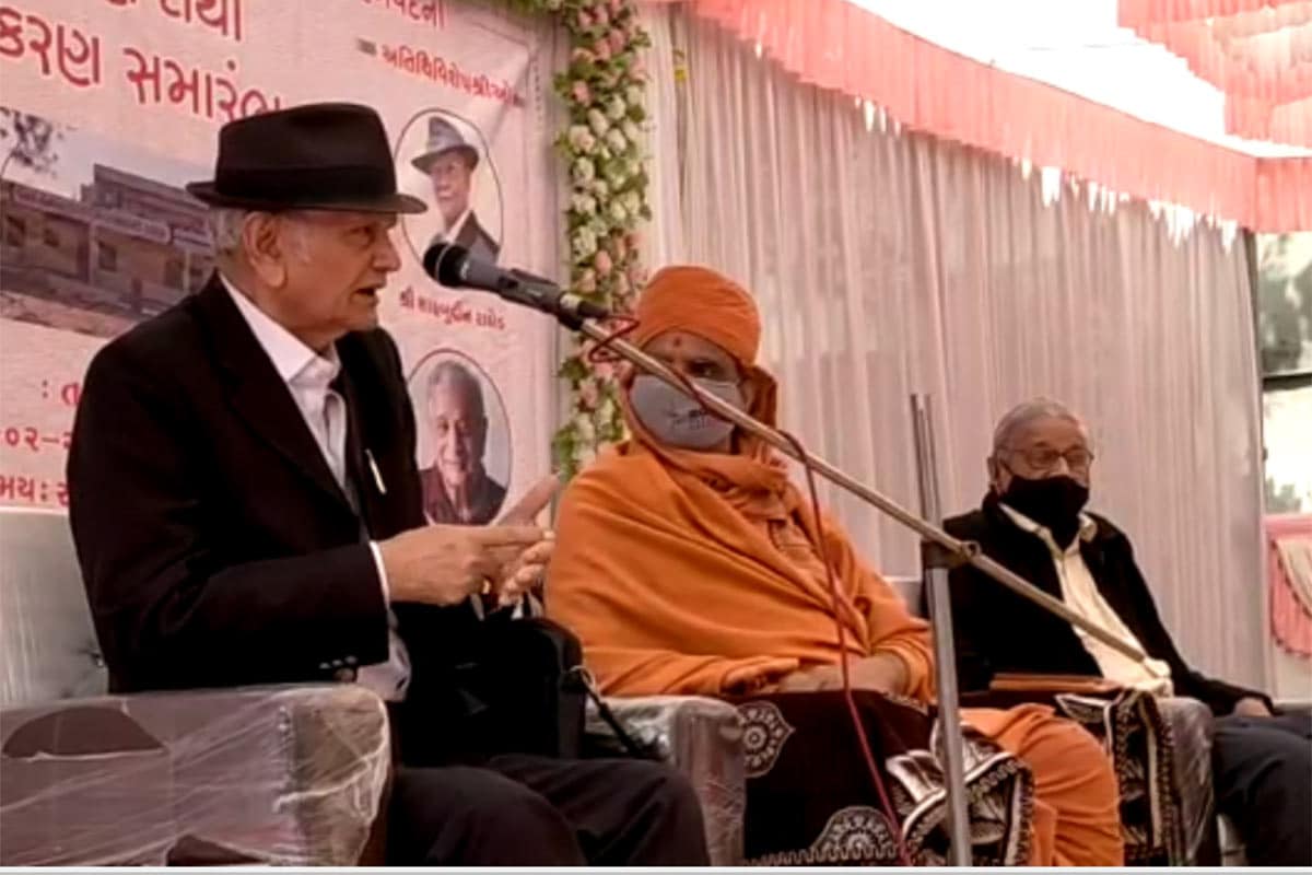 આ શાળાનાં ઊદ્ઘાટક અને SGVP સંસ્થા અમદાવાદના અધ્યક્ષ પ.પૂ. માધવપ્રિય સ્વામીએ જણાવ્યું હતું કે, જગદીશના વસ્ત્રો જેવો જ ઊજળો એનો વાનપ્રસ્થ છે. આ સમારંભના મુખ્ય અતિથિ તેમજ વિશ્વવિખ્યાત હાસ્યકલાકાર પદ્મશ્રીથી નવાજવામાં આવેલા શાહબુદ્દીન રાઠોડે પોતાની લાક્ષણિક શૈલીમાં કહ્યું હતું કે, મને કોઈ પૂછે કે હાસ્યક્ષેત્રમાં આપનું શું પ્રદાન છે? તો હું ગૌરવથી કહીશ કે જગદીશ ત્રિવેદી મારું પ્રદાન છે. આ શાળાનાં ઊદ્ઘાટક અને SGVP સંસ્થા અમદાવાદના અધ્યક્ષ પ.પૂ. માધવપ્રિય સ્વામીએ જણાવ્યું હતું કે, જગદીશના વસ્ત્રો જેવો જ ઊજળો એનો વાનપ્રસ્થ છે. આ સમારંભના મુખ્ય અતિથિ તેમજ વિશ્વવિખ્યાત હાસ્યકલાકાર પદ્મશ્રીથી નવાજવામાં આવેલા શાહબુદ્દીન રાઠોડે પોતાની લાક્ષણિક શૈલીમાં કહ્યું હતું કે, મને કોઈ પૂછે કે હાસ્યક્ષેત્રમાં આપનું શું પ્રદાન છે? તો હું ગૌરવથી કહીશ કે જગદીશ ત્રિવેદી મારું પ્રદાન છે.