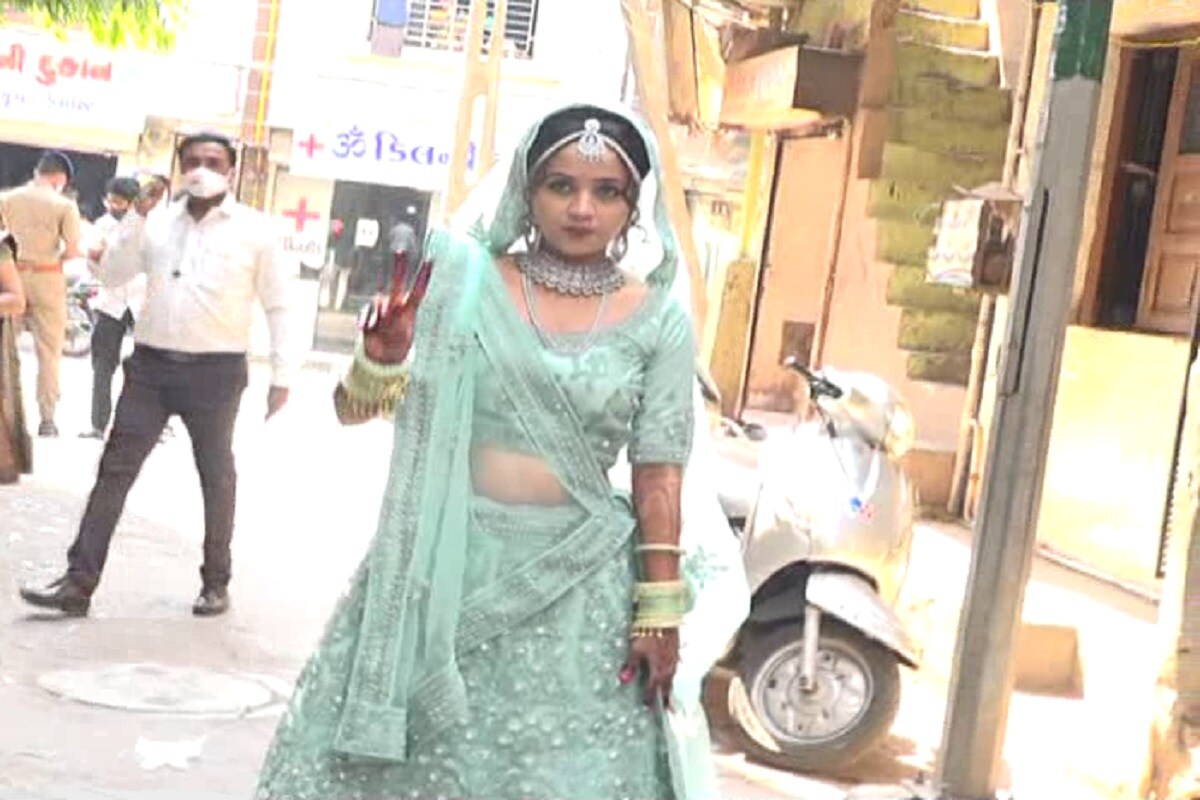 કિર્તેશ પટેલ, સુરત : શહેરના પુણાગામ વોર્ડમાં લગ્ન પહેલા વધુએ મતદાન કર્યું હતું. દુલ્હનના ડ્રેસમાં સજ્જ યુવતીએ સ્વજનો સાથે વોટ આપ્યો હતો. આ યુવતીએ લોકશાહીના જતન માટે સૌને મતદાન અવશ્ય કરવાની અપીલ કરી છે. આવા દ્રશ્યો યુવાનો અને નિરુત્સાહી મતદારોમાં મતદાનને લઈને જાગૃતિ લાવે છે. કિર્તેશ પટેલ, સુરત : શહેરના પુણાગામ વોર્ડમાં લગ્ન પહેલા વધુએ મતદાન કર્યું હતું. દુલ્હનના ડ્રેસમાં સજ્જ યુવતીએ સ્વજનો સાથે વોટ આપ્યો હતો. આ યુવતીએ લોકશાહીના જતન માટે સૌને મતદાન અવશ્ય કરવાની અપીલ કરી છે. આવા દ્રશ્યો યુવાનો અને નિરુત્સાહી મતદારોમાં મતદાનને લઈને જાગૃતિ લાવે છે.