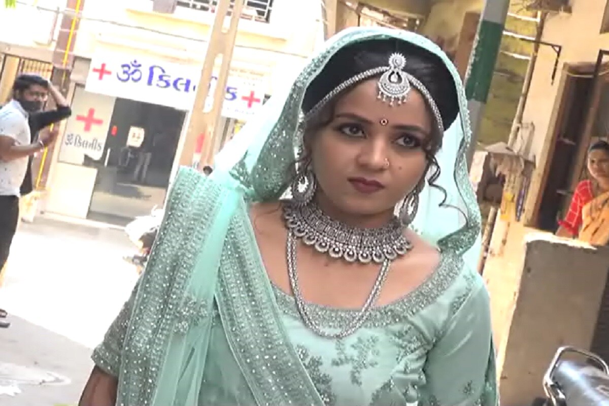 સુરત મહાનગર પાલિકાની 30 વોર્ડ અને 120 બેઠકો માટે આજે મતદારો મતદાન કરવા ઉત્સાહી બન્યા છે. ત્યારે પુણા ગામમાં એક દુલ્હને લગ્ન પહેલાં મતદાન કર્યું છે. બીઇ મિકેનિકલ યુવક અને વકીલ યુવતી બન્ને સાધારણ પરિવારના હોવાનું અને બન્નેના પિતા રત્નકલાકાર હોવાનું જાણવા મળ્યું છે. સુરત મહાનગર પાલિકાની 30 વોર્ડ અને 120 બેઠકો માટે આજે મતદારો મતદાન કરવા ઉત્સાહી બન્યા છે. ત્યારે પુણા ગામમાં એક દુલ્હને લગ્ન પહેલાં મતદાન કર્યું છે. બીઇ મિકેનિકલ યુવક અને વકીલ યુવતી બન્ને સાધારણ પરિવારના હોવાનું અને બન્નેના પિતા રત્નકલાકાર હોવાનું જાણવા મળ્યું છે.