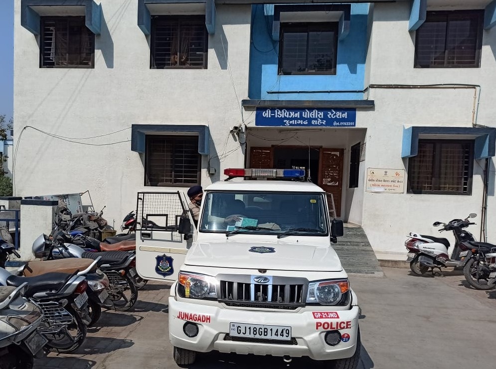 જોકે, આ ઘટના બાદ પોલીસ ફરિયાદ થતા પોલીસે ઘોષની અટક કરી છે પરંતુ તેની સાથે કોણ કોણ આ કૌભાંડમાં સામે હતું તેની તપાસ થશે. વધુમાં સૌથી મોટો સવાલ એ છે કે રૂપિયા 1.30 કરોડની નકલી નોટો આ શખ્સો ક્યાથી લાવ્યા અને કોણ છાપતું હતું તે પણ મોટો સવાલ છે. જોકે, પોલીસની તપાસમાં આ વિગતો બહાર સામે આવી શકે છે. જોકે, આ ઘટના બાદ પોલીસ ફરિયાદ થતા પોલીસે ઘોષની અટક કરી છે પરંતુ તેની સાથે કોણ કોણ આ કૌભાંડમાં સામે હતું તેની તપાસ થશે. વધુમાં સૌથી મોટો સવાલ એ છે કે રૂપિયા 1.30 કરોડની નકલી નોટો આ શખ્સો ક્યાથી લાવ્યા અને કોણ છાપતું હતું તે પણ મોટો સવાલ છે. જોકે, પોલીસની તપાસમાં આ વિગતો બહાર સામે આવી શકે છે.