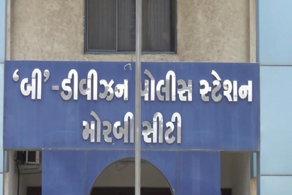 બી ડિવિઝન પોલીસે પશુ ક્રુરતા અંગે ગુનો નોંધી તપાસ હાથ ધરી છે. પશુ ક્રુરતાનો વીડિયો વાયરલ થતા વિશ્વ હિન્દુ પરિષદ સહિતના સંગઠનોમાં ભારોભાર રોષ જોવા મળ્યો હતો. હાલ મોરબી બી ડિવિઝન પોલીસે ત્રણેય ઈસમો વિરુદ્ધ પશુ પ્રત્યે ઘાતકી પણાની કલમ 11(1) એલ અને આઈપીસી કલમ 429 હેઠળ ફરિયાદ કરી છે. સક્ષમ અધિકારીની મંજૂરી વિના જાહેરમાં ત્રણ બકરા હલાલ કરી બીગાડ કર્યાની ફરિયાદ નોંધી ત્રણેય આરોપીઓની ધરપકડ કરવા કવાયત હાથ ધરી છે. બી ડિવિઝન પોલીસે પશુ ક્રુરતા અંગે ગુનો નોંધી તપાસ હાથ ધરી છે. પશુ ક્રુરતાનો વીડિયો વાયરલ થતા વિશ્વ હિન્દુ પરિષદ સહિતના સંગઠનોમાં ભારોભાર રોષ જોવા મળ્યો હતો. હાલ મોરબી બી ડિવિઝન પોલીસે ત્રણેય ઈસમો વિરુદ્ધ પશુ પ્રત્યે ઘાતકી પણાની કલમ 11(1) એલ અને આઈપીસી કલમ 429 હેઠળ ફરિયાદ કરી છે. સક્ષમ અધિકારીની મંજૂરી વિના જાહેરમાં ત્રણ બકરા હલાલ કરી બીગાડ કર્યાની ફરિયાદ નોંધી ત્રણેય આરોપીઓની ધરપકડ કરવા કવાયત હાથ ધરી છે.