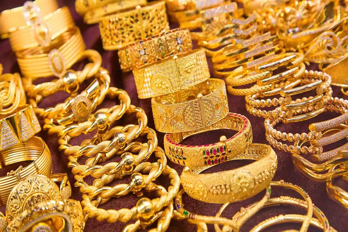 નવી દિલ્હી : ભારતીય બજારોમાં (Gold-silver) આજે સોના ચાંદીના ખુલતી બજારે કોઈ ખાસ બદલાવ નજર પડ્યો નથી. બુધવારે 7મી એપ્રિલના રોજ 22 કેરેટ સોનાનો 10 ગ્રામનો (10 Gram Gold Price) ભાવ 44,200 રૂપિયા છે જ્યારે 24 કેરેટ સોનાનો 10 ગ્રામનો ભાવ 45,200 રૂપિયા રહ્યો છે. આમ સોના અને ચાંદીના ભાવમાં 10 ગ્રામની કિંમતમાં 1,000 રૂપિયાનું અંતર જોવા મળી રહ્યું છે. નવી દિલ્હી : ભારતીય બજારોમાં (Gold-silver) આજે સોના ચાંદીના ખુલતી બજારે કોઈ ખાસ બદલાવ નજર પડ્યો નથી. બુધવારે 7મી એપ્રિલના રોજ 22 કેરેટ સોનાનો 10 ગ્રામનો (10 Gram Gold Price) ભાવ 44,200 રૂપિયા છે જ્યારે 24 કેરેટ સોનાનો 10 ગ્રામનો ભાવ 45,200 રૂપિયા રહ્યો છે. આમ સોના અને ચાંદીના ભાવમાં 10 ગ્રામની કિંમતમાં 1,000 રૂપિયાનું અંતર જોવા મળી રહ્યું છે.