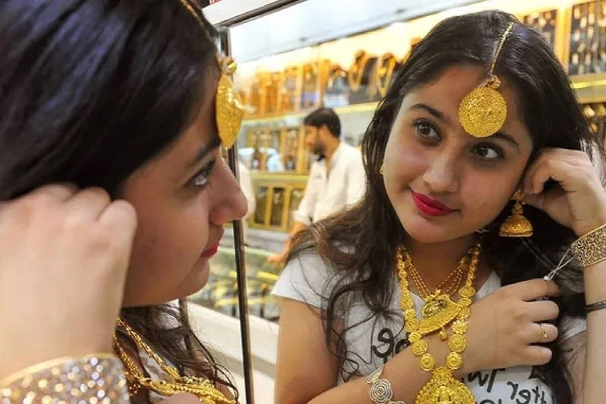 શુક્રવારે સોનાના ભાવમાં 661 રૂપિયાનો (Gold Price) ઘટાડો થતા કિંમત 46,847 રૂપિયા થઇ હતી, જેની સાથે સમગ્ર સપ્તાહ દરમિયાન સોનાના ભાવમાં ઉતાર ચઢાવ જોવા મળ્યો હતો. જોકે, સોના-ચાંદીના ભાવમાં (Silver Price) થયેલો ઘટાડો વૈશ્વિક બજારમાં ભાવના ઘટાડાને અનુરૂપ છે. આંતરરાષ્ટ્રીય બજારોમાં વૈશ્વિક સ્તર પાર મજબૂતી સાથે સોનાના ભાવોમાં 36 રૂપિયાના વધારા સાથે 47,509 રૂપિયા પ્રતિ 10 ગ્રામ થયા છે. શુક્રવારે સોનાના ભાવમાં 661 રૂપિયાનો (Gold Price) ઘટાડો થતા કિંમત 46,847 રૂપિયા થઇ હતી, જેની સાથે સમગ્ર સપ્તાહ દરમિયાન સોનાના ભાવમાં ઉતાર ચઢાવ જોવા મળ્યો હતો. જોકે, સોના-ચાંદીના ભાવમાં (Silver Price) થયેલો ઘટાડો વૈશ્વિક બજારમાં ભાવના ઘટાડાને અનુરૂપ છે. આંતરરાષ્ટ્રીય બજારોમાં વૈશ્વિક સ્તર પાર મજબૂતી સાથે સોનાના ભાવોમાં 36 રૂપિયાના વધારા સાથે 47,509 રૂપિયા પ્રતિ 10 ગ્રામ થયા છે.