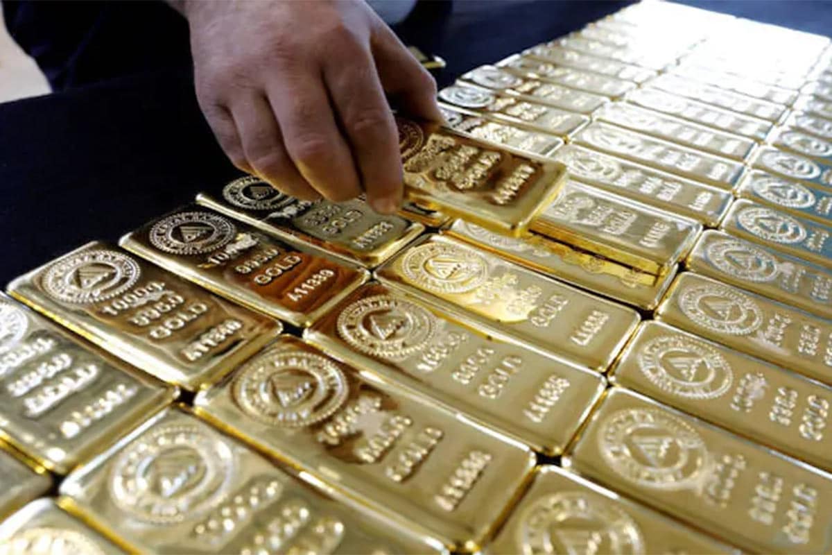 મંત્રાલય મુજબ આ ગોલ્ડ બૉન્ડ (Gold Bond) તમામ બેન્ક, સ્ટૉક હોલ્ડિંગ કૉર્પોરેશન ઑફ ઇન્ડિયા, પોસ્ટ ઑફિસ, માન્યતા પ્પાપ્ત સ્ટૉક એક્સચેન્જ, એનએસઈ, બીએસઈના માધ્યમથી વેચવામાં આવશે. આ સ્કિમમાં એક હિન્દુ અનડિવાઇડેડ ફેમિલી નાણાકીય વર્ષમાં ઓછામાં ઓછું એક ગ્રામ, અને વધુમાં વધુ ચાર કીલો સોનાનું રોકાણ કરી શકે છે. ફાઇલ તસવીર. મંત્રાલય મુજબ આ ગોલ્ડ બૉન્ડ (Gold Bond) તમામ બેન્ક, સ્ટૉક હોલ્ડિંગ કૉર્પોરેશન ઑફ ઇન્ડિયા, પોસ્ટ ઑફિસ, માન્યતા પ્પાપ્ત સ્ટૉક એક્સચેન્જ, એનએસઈ, બીએસઈના માધ્યમથી વેચવામાં આવશે. આ સ્કિમમાં એક હિન્દુ અનડિવાઇડેડ ફેમિલી નાણાકીય વર્ષમાં ઓછામાં ઓછું એક ગ્રામ, અને વધુમાં વધુ ચાર કીલો સોનાનું રોકાણ કરી શકે છે. ફાઇલ તસવીર.