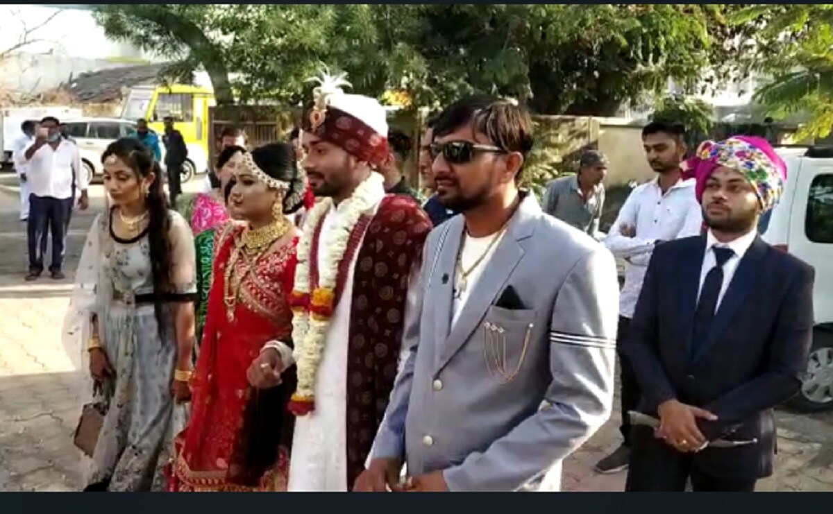પાટણની સાથે ગોંડલના બિલિયાળા ખાતે પણ અનેરો નજારો જોવા મળ્યો હતો. બિલિયાળા ગામના મતદાન કેન્દ્ર પર દુલ્હા અને દુલ્હન પોતાના પરિવાર સાથે મતદાન કરવા આવ્યાં હતા. આ દુલ્હા અને દુલ્હને લગ્નની વિધી શરૂ થાય તે પહેલા જ મતદાન કર્યું હતું. પાટણની સાથે ગોંડલના બિલિયાળા ખાતે પણ અનેરો નજારો જોવા મળ્યો હતો. બિલિયાળા ગામના મતદાન કેન્દ્ર પર દુલ્હા અને દુલ્હન પોતાના પરિવાર સાથે મતદાન કરવા આવ્યાં હતા. આ દુલ્હા અને દુલ્હને લગ્નની વિધી શરૂ થાય તે પહેલા જ મતદાન કર્યું હતું.