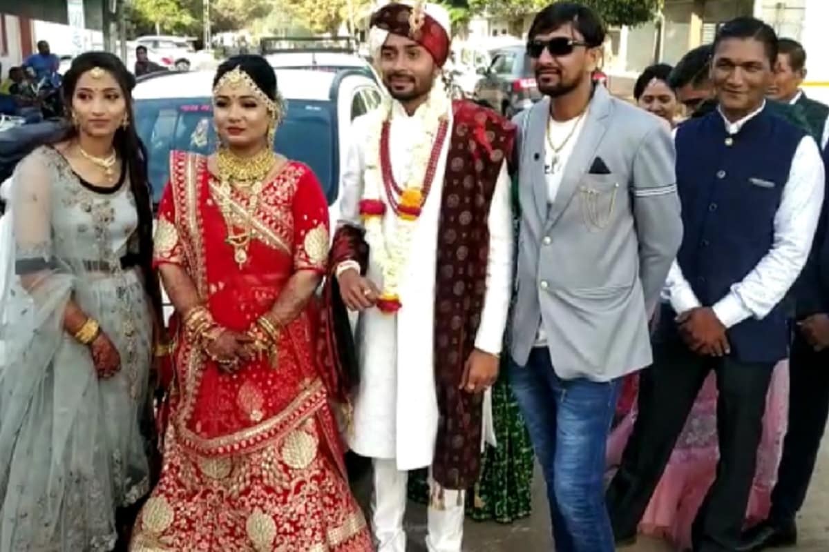 આજે રવિવારે રાજ્યમાં (Gujarat) 31 જિલ્લા પંચાયત, 231 તાલુકા પંચાયત અને 81 નગરપાલિકામાં આજે સવારે સાત કલાકથી ચૂંટણી (Local Body Polls) યોજાઇ રહી છે. ત્યારે સવારના કલાકોમાં મતદારોમાં અનેરો ઉત્સાહ જોવા મળી રહ્યો છે. લોકો મોટી સંખ્યામાં મતદાન (voting) કરવા માટે આવી રહ્યાં છે. ત્યારે લગ્નગ્રંથીથી (Marriage) જોડાવવા જઇ રહેલા વર-વધૂ પણ પોતાની પ્રાથમિક ફરજ સમજીને વિધિ શરૂ થાય તે પહેલા જ પોતાનું મતદાન કરતા જોવા મળ્યાં છે. ત્યારે આ લોકોને વર-વધૂના પહરવેશમાં સજી ધજીને મતદાન કરતા અન્ય લોકોમાં પણ ઉત્સાહ વધી રહ્યો છે. આજે રવિવારે રાજ્યમાં (Gujarat) 31 જિલ્લા પંચાયત, 231 તાલુકા પંચાયત અને 81 નગરપાલિકામાં આજે સવારે સાત કલાકથી ચૂંટણી (Local Body Polls) યોજાઇ રહી છે. ત્યારે સવારના કલાકોમાં મતદારોમાં અનેરો ઉત્સાહ જોવા મળી રહ્યો છે. લોકો મોટી સંખ્યામાં મતદાન (voting) કરવા માટે આવી રહ્યાં છે. ત્યારે લગ્નગ્રંથીથી (Marriage) જોડાવવા જઇ રહેલા વર-વધૂ પણ પોતાની પ્રાથમિક ફરજ સમજીને વિધિ શરૂ થાય તે પહેલા જ પોતાનું મતદાન કરતા જોવા મળ્યાં છે. ત્યારે આ લોકોને વર-વધૂના પહરવેશમાં સજી ધજીને મતદાન કરતા અન્ય લોકોમાં પણ ઉત્સાહ વધી રહ્યો છે.