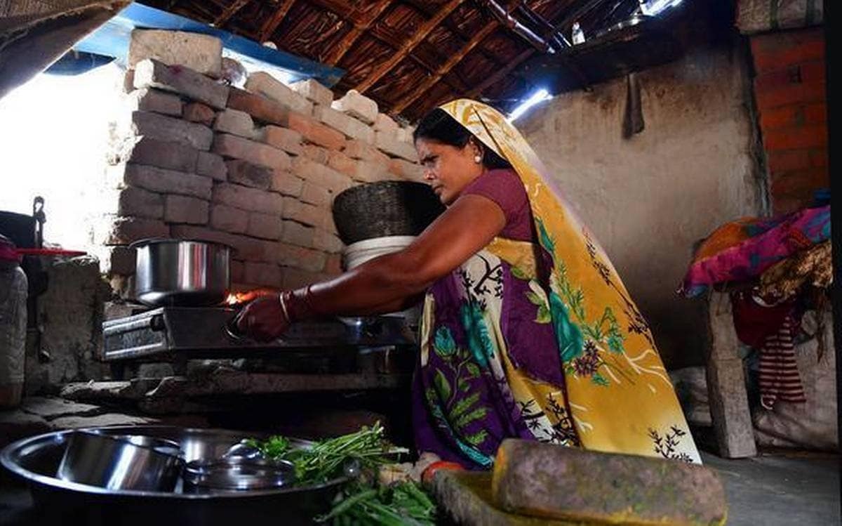 આ રીતે કરો અરજી- આજે પણ ગામડાઓની લાખો મહિલાઓ લાકડા અને છાણા પર ખાવાનું બનાવે છે. જેના કારણે આરોગ્યને અસર થાય છે. ઉજ્જવલા યોજના હેઠળ ગેસ કનેક્શન મેળવવા માટે ફક્ત બીપીએલ પરિવારની મહિલા જ અરજી કરી શકે છે. આ માટે, કેવાયસી ફોર્મ ભરીને તેને નજીકના એલપીજી સેન્ટરમાં આપવું. અરજી કરતી વખતે, તમારે એ પણ કહેવું પડશે કે શું તમે 14.2 કિલો સિલિન્ડર લેવાનું છે કે 5 કિલો. તમે ઉજ્જવલા યોજનાનું ફોર્મ પ્રધાનમંત્રી ઉજ્જવલા યોજનાની વેબસાઇટ પરથી ડાઉનલોડ કરી શકો છો અથવા તે એલપીજી કેન્દ્રથી પણ ઉપલબ્ધ થશે. અરજી કરનારની ઉંમર 18 વર્ષથી ઓછી હોવી ન જોઇએ. અરજી કરનારના નામે અન્ય ગેસ કનેક્શન ન હોવું જોઇએ. આ રીતે કરો અરજી- આજે પણ ગામડાઓની લાખો મહિલાઓ લાકડા અને છાણા પર ખાવાનું બનાવે છે. જેના કારણે આરોગ્યને અસર થાય છે. ઉજ્જવલા યોજના હેઠળ ગેસ કનેક્શન મેળવવા માટે ફક્ત બીપીએલ પરિવારની મહિલા જ અરજી કરી શકે છે. આ માટે, કેવાયસી ફોર્મ ભરીને તેને નજીકના એલપીજી સેન્ટરમાં આપવું. અરજી કરતી વખતે, તમારે એ પણ કહેવું પડશે કે શું તમે 14.2 કિલો સિલિન્ડર લેવાનું છે કે 5 કિલો. તમે ઉજ્જવલા યોજનાનું ફોર્મ પ્રધાનમંત્રી ઉજ્જવલા યોજનાની વેબસાઇટ પરથી ડાઉનલોડ કરી શકો છો અથવા તે એલપીજી કેન્દ્રથી પણ ઉપલબ્ધ થશે. અરજી કરનારની ઉંમર 18 વર્ષથી ઓછી હોવી ન જોઇએ. અરજી કરનારના નામે અન્ય ગેસ કનેક્શન ન હોવું જોઇએ.