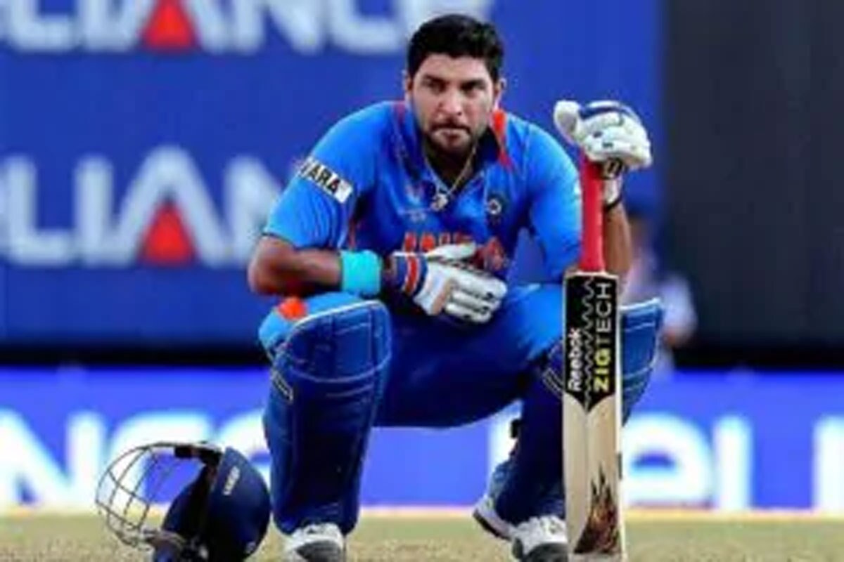 નવી દિલ્હી. આઇપીએલ (Indian Premier League) ના ઈતિહાસમાં સૌથી મોંઘા વેચાનાર ખેલાડી યુવરાજ સિંહ (Yuvraj Singh) છે. યુવરાજ સિંહને 2015ની હરાજીમાં દિલ્હી ડેરડેવિલ્સે (Delhi Daredevils) 16 કરોડ રૂપિયામાં ખરીદ્યો હતો. યુવરાજ તે સીઝનમાં ખરાબ રીતે ફ્લોપ રહ્યો હતો. તે 14 મેચમાં માત્ર 248 રન કરી શક્યો હતો અને તેનો સ્ટ્રાઇક રેટ 118નો રહ્યો હતો. (ફાઇલ તસવીર) નવી દિલ્હી. આઇપીએલ (Indian Premier League) ના ઈતિહાસમાં સૌથી મોંઘા વેચાનાર ખેલાડી યુવરાજ સિંહ (Yuvraj Singh) છે. યુવરાજ સિંહને 2015ની હરાજીમાં દિલ્હી ડેરડેવિલ્સે (Delhi Daredevils) 16 કરોડ રૂપિયામાં ખરીદ્યો હતો. યુવરાજ તે સીઝનમાં ખરાબ રીતે ફ્લોપ રહ્યો હતો. તે 14 મેચમાં માત્ર 248 રન કરી શક્યો હતો અને તેનો સ્ટ્રાઇક રેટ 118નો રહ્યો હતો. (ફાઇલ તસવીર)