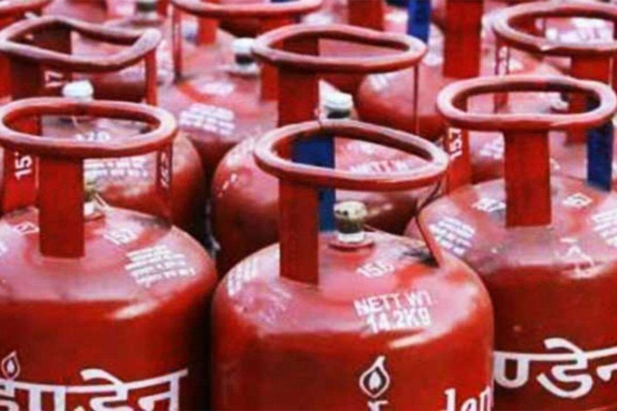 Indane Gasની આ સેવાની લાભ લેવા માટે ગ્રાહકોએ પોતાના નોંધાયેલા મોબાઇલ નંબરનો ઉપયોગ કરવો પડશે. આ માટે ગેસ કંપની તરફથી એક નવો નંબર પણ જાહેર કરવામાં આવ્યો છે. હવે જો તમે તમારા કંપની સાથે નોંધાયેલા હોય તેવા મોબાઇલ નંબર પરથી એક મિસ્ડ કૉલ કરશો તો તમારી ગેસની બોટલ બુક થઈ જશે. Indane Gasની આ સેવાની લાભ લેવા માટે ગ્રાહકોએ પોતાના નોંધાયેલા મોબાઇલ નંબરનો ઉપયોગ કરવો પડશે. આ માટે ગેસ કંપની તરફથી એક નવો નંબર પણ જાહેર કરવામાં આવ્યો છે. હવે જો તમે તમારા કંપની સાથે નોંધાયેલા હોય તેવા મોબાઇલ નંબર પરથી એક મિસ્ડ કૉલ કરશો તો તમારી ગેસની બોટલ બુક થઈ જશે.