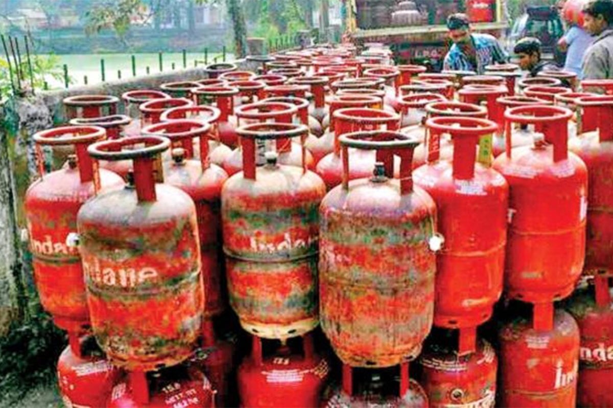 મુંબઈ: હવે તમે એક મિસ્ડ કૉલ (Missed Call) કરીને પણ Gas Cylinderનું બુકિંગ કરાવી શકો છો. Indane Gas તરફથી પોતાના ગ્રાહકો માટે આ સુવિધા શરૂ કરવામાં આવી છે. આથી Indane Gasની બોટલ હવે તમે ફક્ત એક મિસ્ડ કૉલ કરીને બુક કરાવી શકો છે. એટલું જ નહીં, એક મિસ્ડ કૉલથી નવું ગેસ કનેક્શન (New LPG connection) પણ મેળવી શકશે. મુંબઈ: હવે તમે એક મિસ્ડ કૉલ (Missed Call) કરીને પણ Gas Cylinderનું બુકિંગ કરાવી શકો છો. Indane Gas તરફથી પોતાના ગ્રાહકો માટે આ સુવિધા શરૂ કરવામાં આવી છે. આથી Indane Gasની બોટલ હવે તમે ફક્ત એક મિસ્ડ કૉલ કરીને બુક કરાવી શકો છે. એટલું જ નહીં, એક મિસ્ડ કૉલથી નવું ગેસ કનેક્શન (New LPG connection) પણ મેળવી શકશે.