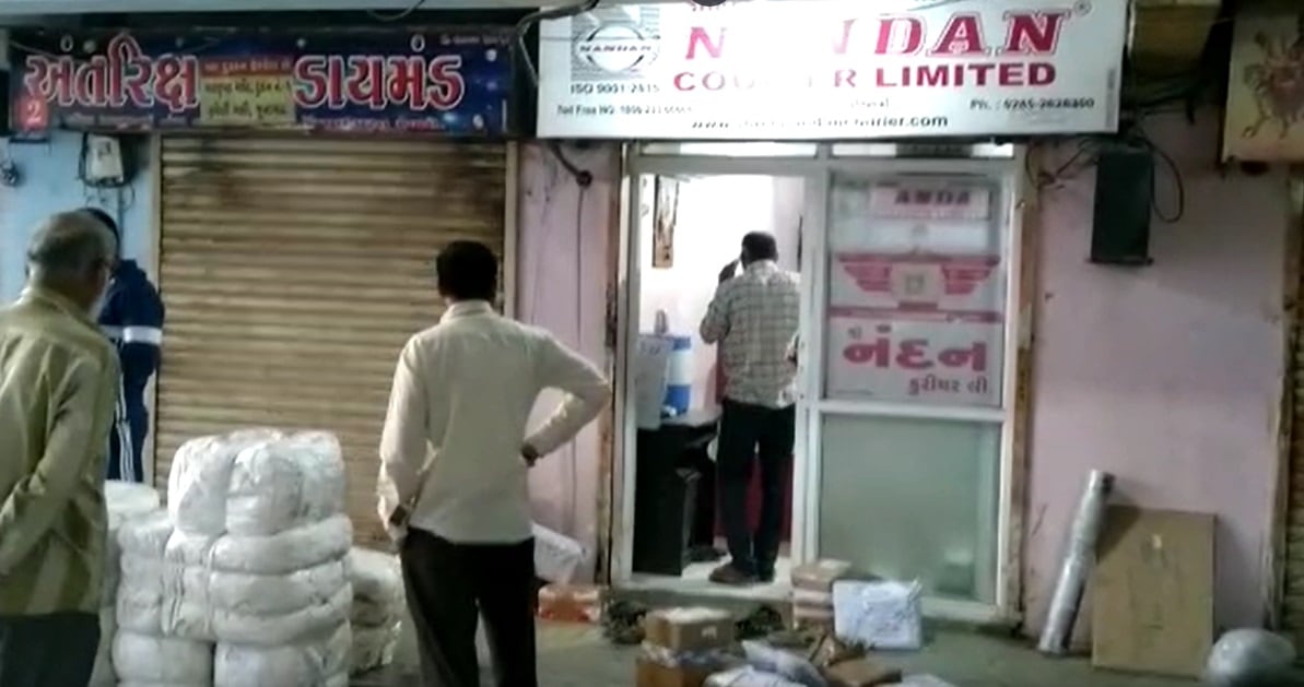 પોલીસને આ પાર્સલમાંથી કુલ 62,300 રૂપિયાની કિંમતનો દારીૂનો જથ્થો મળી આવ્યો છે. પોલીસની રેડમાં સ્થાનિક સ્વરાજની ચૂંટણી પહેલાં મળેલો આ જથ્થો સાબિત કરે છે કે આ શખ્સોએ અગાઉ પણ આ પ્રકારે દારૂ મંગાવ્યો હોવો જોઈએ. જોકે, વધુ માહિતી તો પોલીસ તપાસમાં જ મળશે. પોલીસને આ પાર્સલમાંથી કુલ 62,300 રૂપિયાની કિંમતનો દારીૂનો જથ્થો મળી આવ્યો છે. પોલીસની રેડમાં સ્થાનિક સ્વરાજની ચૂંટણી પહેલાં મળેલો આ જથ્થો સાબિત કરે છે કે આ શખ્સોએ અગાઉ પણ આ પ્રકારે દારૂ મંગાવ્યો હોવો જોઈએ. જોકે, વધુ માહિતી તો પોલીસ તપાસમાં જ મળશે.
