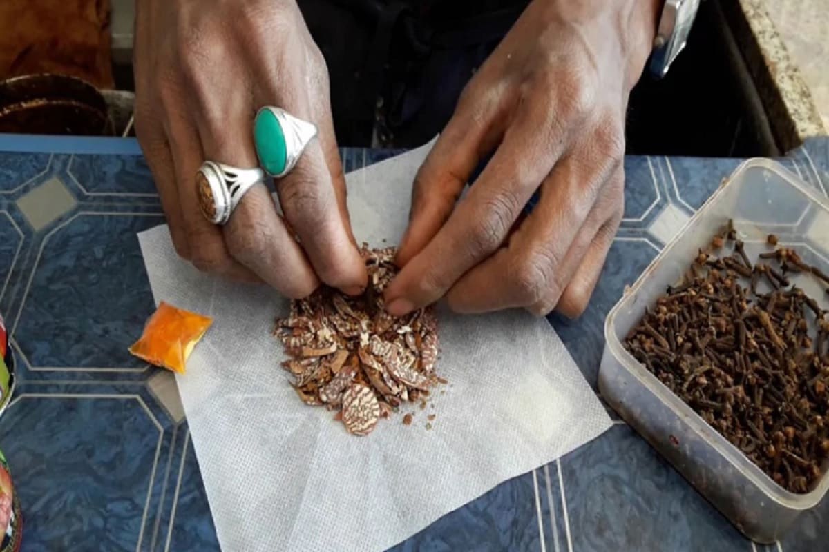 હરિન માત્રાવાડિયા, રાજકોટ : પાન માવાના (Tobacco addiction) બંધાણીઓ માટે માઠા સમાચાર છે. તમાકુ (Tobacco) અને સોપારીના ભાવ (Price) વધતા આવતીકાલથી રાજકોટ પાન એસોસીએશન (Rajkot Paan Association) દ્વારા પાન માવામાં 3 થી 5 રૂપિયાનો વધારો લાગુ કરવાનો નિર્ણય લેવામાં આવ્યો છે. તમાકુના ભાવમાં 20થી 100 રૂપિયા અને સોપારીના ભાવમાં કિલોએ 90 રૂપિયા જેટલો ભાવ નો વધારો થતા તેનો ડામ ગ્રાહકોને આપવામાં આવ્યો છે. હરિન માત્રાવાડિયા, રાજકોટ : પાન માવાના (Tobacco addiction) બંધાણીઓ માટે માઠા સમાચાર છે. તમાકુ (Tobacco) અને સોપારીના ભાવ (Price) વધતા આવતીકાલથી રાજકોટ પાન એસોસીએશન (Rajkot Paan Association) દ્વારા પાન માવામાં 3 થી 5 રૂપિયાનો વધારો લાગુ કરવાનો નિર્ણય લેવામાં આવ્યો છે. તમાકુના ભાવમાં 20થી 100 રૂપિયા અને સોપારીના ભાવમાં કિલોએ 90 રૂપિયા જેટલો ભાવ નો વધારો થતા તેનો ડામ ગ્રાહકોને આપવામાં આવ્યો છે.