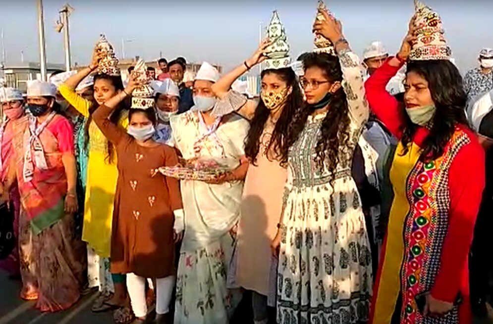 બપોરે 3:00 વાગે સુરતના (વરાછા)મીનીબઝાર માનગઢ ચોકથી રોડ-શો માં જોડાશે. રોડ શોની શરૂઆત મીનીબજાર (માનગઢ ચોક) સરદાર પ્રતિમાને પુષ્પઅંજલી આપી હિરાબાગ, રચના સર્કલ, કારગીલ ચોક, કિરણ ચોક, યોગી ચોક, સીમાડા નાકા, સરથાણા જકાતનાકા રોડ-શો પૂર્ણાહુતી અને જનસભા સંબોઘન કરશે. સાંજે 7:00 વાગે સુરત એરપોર્ટ પરથી દિલ્હી જવા નિકળી જશે. બપોરે 3:00 વાગે સુરતના (વરાછા)મીનીબઝાર માનગઢ ચોકથી રોડ-શો માં જોડાશે. રોડ શોની શરૂઆત મીનીબજાર (માનગઢ ચોક) સરદાર પ્રતિમાને પુષ્પઅંજલી આપી હિરાબાગ, રચના સર્કલ, કારગીલ ચોક, કિરણ ચોક, યોગી ચોક, સીમાડા નાકા, સરથાણા જકાતનાકા રોડ-શો પૂર્ણાહુતી અને જનસભા સંબોઘન કરશે. સાંજે 7:00 વાગે સુરત એરપોર્ટ પરથી દિલ્હી જવા નિકળી જશે.