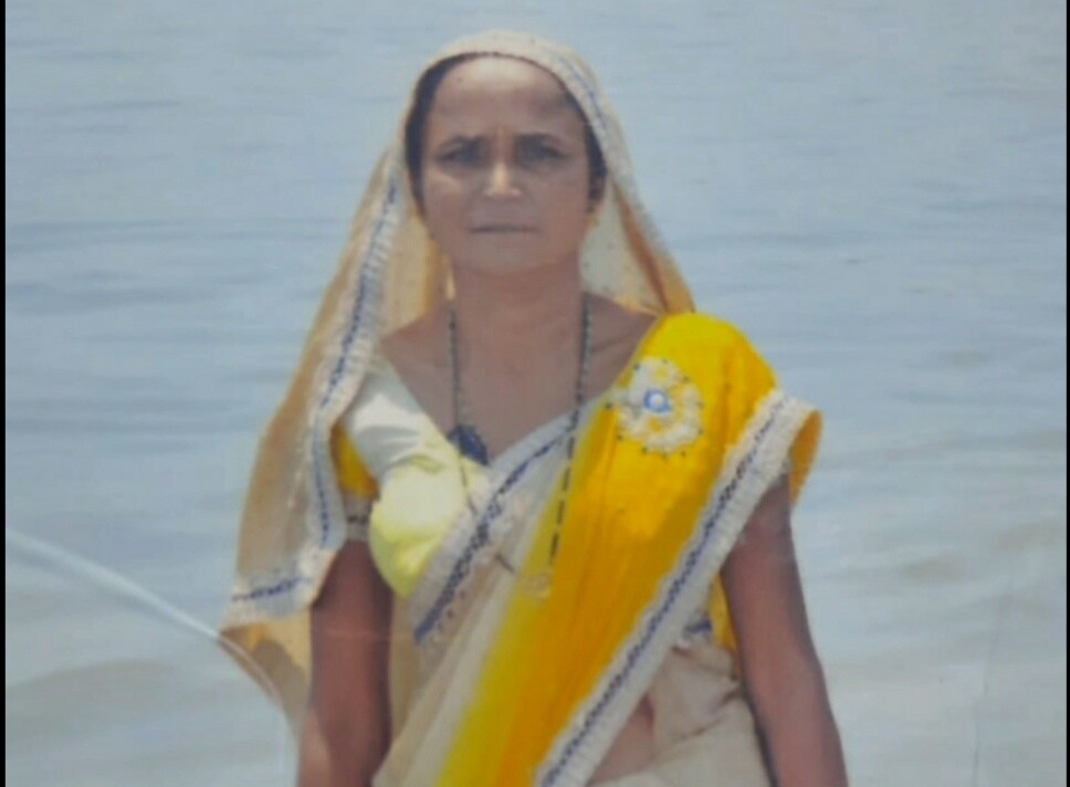 રાત્રે 10 કલાકે ગામના સીસીટીવી ફૂટેજ ચેક કરતા સાંજે 7 પછી તેમનું લોકેશન ન મળ્યું. આખરે મૃતકના મોબાઈલ માંથી તેમના દીકરાને મેસેજ આવ્યો કે 'બાબુ મને બચાવી લ્યો મારાથી વાત નહીં થાય'. રાતભર શોધખોળ બાદ ભાળ ન મળતા અને આખરે વહેલી સવારે તેમનો મૃતદેહ ગામની નજીક એક ખેતરમાંથી મળી આવ્યો હતો. બા રાત્રે 10 કલાકે ગામના સીસીટીવી ફૂટેજ ચેક કરતા સાંજે 7 પછી તેમનું લોકેશન ન મળ્યું. આખરે મૃતકના મોબાઈલ માંથી તેમના દીકરાને મેસેજ આવ્યો કે 'બાબુ મને બચાવી લ્યો મારાથી વાત નહીં થાય'. રાતભર શોધખોળ બાદ ભાળ ન મળતા અને આખરે વહેલી સવારે તેમનો મૃતદેહ ગામની નજીક એક ખેતરમાંથી મળી આવ્યો હતો. બા
