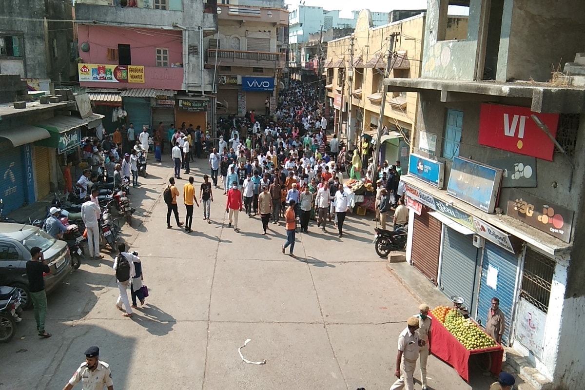 આજે કોડીનાર શહેરમાં હિન્દુ સંગઠનો દ્વારા બંધ રાખવાની અપીલ કરવામાં આવી હતી. જેના કારણે વહેલી સવારથી જ શહેર સજ્જડ બંધ રહ્ય હતું. કોડીનાર ચેમ્બર અને વેપારીઓએ મોટી સંખ્યામાં સ્વયંભૂ બંધ પાળી હિન્દુ સંગઠનો સાથે શહેરમાં રેલી યોજી હતી. આ રેલી કોડીનારના સોમનાથ મંદિરથી મામલતદાર કચેરી પહોંચી મામલતદારને આવેદન પાઠવ્યું હતું. આજે કોડીનાર શહેરમાં હિન્દુ સંગઠનો દ્વારા બંધ રાખવાની અપીલ કરવામાં આવી હતી. જેના કારણે વહેલી સવારથી જ શહેર સજ્જડ બંધ રહ્ય હતું. કોડીનાર ચેમ્બર અને વેપારીઓએ મોટી સંખ્યામાં સ્વયંભૂ બંધ પાળી હિન્દુ સંગઠનો સાથે શહેરમાં રેલી યોજી હતી. આ રેલી કોડીનારના સોમનાથ મંદિરથી મામલતદાર કચેરી પહોંચી મામલતદારને આવેદન પાઠવ્યું હતું.