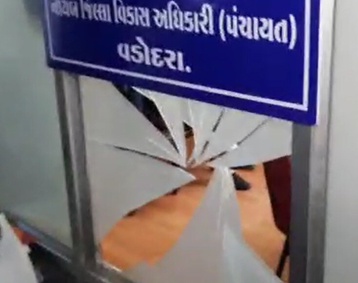 મધુ શ્રીવાસ્તવના દીકરાનું ફોર્મ રદ થતા તેમના સમર્થકો જિલ્લા સેવાસદનની કચેરીએ પહોંચ્યા હતા. સમર્થકોએ ગાળાગાળી કરી અને કચેરીમાં તોડફોડ કરી હતી. આ ગાળાગાળીના કારણે માહોલ ગરમાયો હતો. ભાજપ દ્વારા તેમના દીકરાના ફોર્મમાં ટેકનિકલ ત્રુટિના કારણે વાંધો ઉઠાવ્યો હતો. મધુ શ્રીવાસ્તવના દીકરાનું ફોર્મ રદ થતા તેમના સમર્થકો જિલ્લા સેવાસદનની કચેરીએ પહોંચ્યા હતા. સમર્થકોએ ગાળાગાળી કરી અને કચેરીમાં તોડફોડ કરી હતી. આ ગાળાગાળીના કારણે માહોલ ગરમાયો હતો. ભાજપ દ્વારા તેમના દીકરાના ફોર્મમાં ટેકનિકલ ત્રુટિના કારણે વાંધો ઉઠાવ્યો હતો.