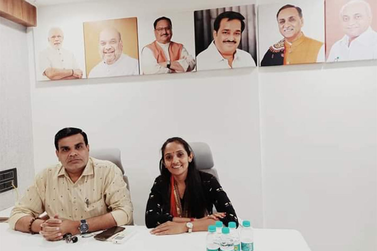 સુરત મ્યુનિસિપલ કોર્પોરેશનની ચૂંટણીને લઈને ભાજપે ટિકિટની વહેંચણી કરી હતી. આ દરમિયાન અનેક લોકો નારાજ થયા હતા. જે બાદમાં અનેક લોકોએ પોતાનો રોષ ઠાલવ્યો હતો. અમુક લોકોએ પાર્ટીમાંથી રાજીનામા પણ ધરી દીધા હતા. જોકે, અમુક લોકો એવા પણ હતા જેઓ વિરોધી પાર્ટી સાથે જોડાયા હતા. સાથે સાથે અમુક લોકો એવા પણ છે જેમણે પાર્ટીમાં જ રહીને જ પોતાનો રોષ ઠાલવ્યો હતો. સુરત મ્યુનિસિપલ કોર્પોરેશનની ચૂંટણીને લઈને ભાજપે ટિકિટની વહેંચણી કરી હતી. આ દરમિયાન અનેક લોકો નારાજ થયા હતા. જે બાદમાં અનેક લોકોએ પોતાનો રોષ ઠાલવ્યો હતો. અમુક લોકોએ પાર્ટીમાંથી રાજીનામા પણ ધરી દીધા હતા. જોકે, અમુક લોકો એવા પણ હતા જેઓ વિરોધી પાર્ટી સાથે જોડાયા હતા. સાથે સાથે અમુક લોકો એવા પણ છે જેમણે પાર્ટીમાં જ રહીને જ પોતાનો રોષ ઠાલવ્યો હતો.