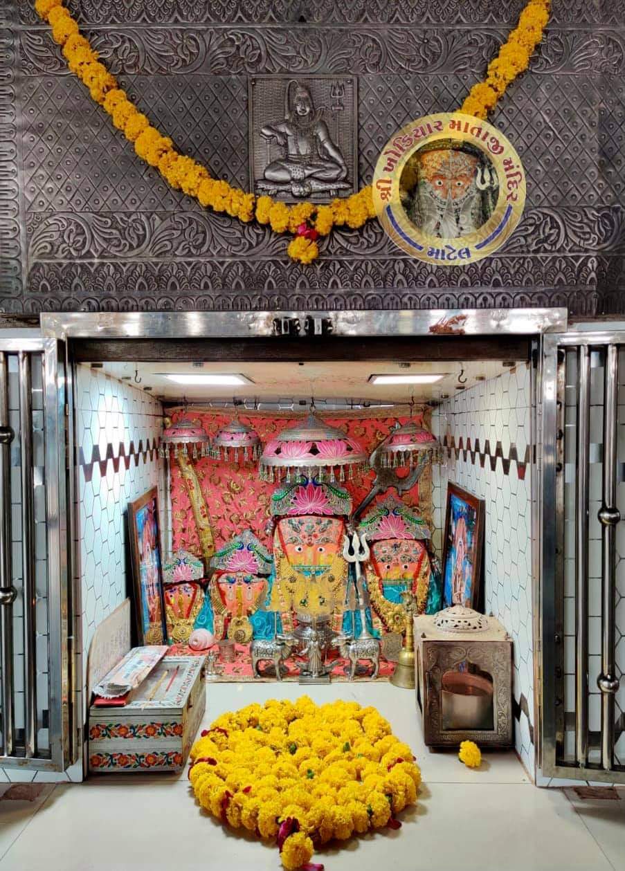 ખોડિયાર માતાજીના માતાનું નામ દેવલબા અને પિતાનું નામ મોમણિયા ચારણ હતું. મામણિયા ચારણ એ શિવભક્તિ કરી અને વાજીયા મેણું ભાગવા માટે ઉપાસના કરી જેમાં ભગવાન શિવે પ્રસન્ન થઈ મામણિયા ચારણ ને પાતાળ લોકની નગદેવતાની સાત પુત્રી અને એક પુત્ર જન્મ લેશે તેવું વરદાન આપ્યું અને દેવલબા મહા સુદ આઠમના દિવસે આઠ પારણા મુકતા આઠ દીકરી અને એક પુત્રથી ભરાઈ ગયા જેમાં સાત બહેનોના એકના એક ભાઈને ઝેરી સર્પે દંશ આપ્યો હતો. ખોડિયાર માતાજીના માતાનું નામ દેવલબા અને પિતાનું નામ મોમણિયા ચારણ હતું. મામણિયા ચારણ એ શિવભક્તિ કરી અને વાજીયા મેણું ભાગવા માટે ઉપાસના કરી જેમાં ભગવાન શિવે પ્રસન્ન થઈ મામણિયા ચારણ ને પાતાળ લોકની નગદેવતાની સાત પુત્રી અને એક પુત્ર જન્મ લેશે તેવું વરદાન આપ્યું અને દેવલબા મહા સુદ આઠમના દિવસે આઠ પારણા મુકતા આઠ દીકરી અને એક પુત્રથી ભરાઈ ગયા જેમાં સાત બહેનોના એકના એક ભાઈને ઝેરી સર્પે દંશ આપ્યો હતો.
