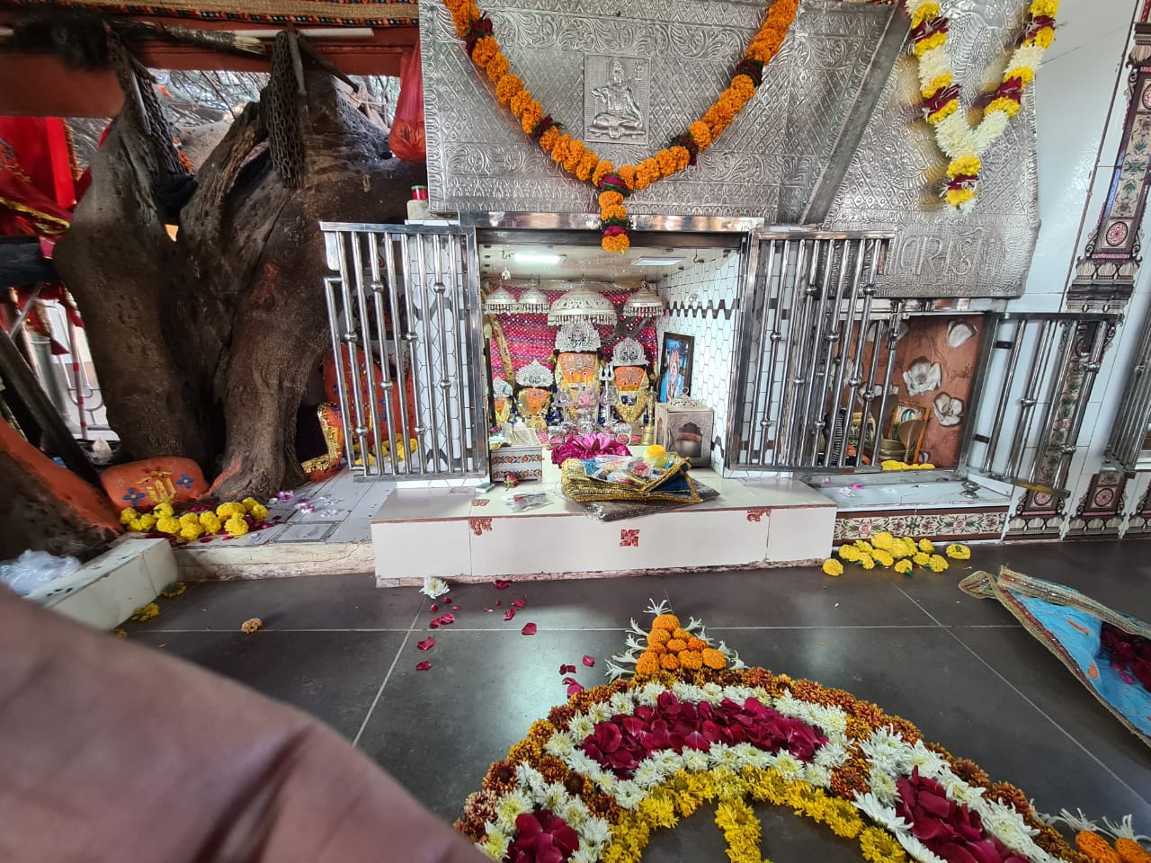 મા ખોડિયાર માટેલ ધામે વિશ્વમાંથી કરોડો અને લાખો શ્રદ્ધાળુઓ આવે છે જ્યાં ચૈત્રી અને આસો નવરાત્રી અને અષાઢીબીજ ધામ ધૂમથી ઉજવાય છે તેમજ માટેલ મંદિરમાં આવેલ ત્રિશુલ દર વર્ષે એક ઇંચ જેટલું વધે છે સાથે જ માટેલ મંદિરમાં આવેલ વરખડી નું વૃક્ષ પણ માં ખોડીયારની પ્રતીતિ કરાવે છે તો માટેલ ગામે આવેલ માટેલિયો ધરો પણ લોકોમાં આસ્થા અને શ્રદ્ધાનું અનેરું પ્રતીક સમાન આધુનિક યુગમાં ગણવામા આવે છે . મા ખોડિયાર માટેલ ધામે વિશ્વમાંથી કરોડો અને લાખો શ્રદ્ધાળુઓ આવે છે જ્યાં ચૈત્રી અને આસો નવરાત્રી અને અષાઢીબીજ ધામ ધૂમથી ઉજવાય છે તેમજ માટેલ મંદિરમાં આવેલ ત્રિશુલ દર વર્ષે એક ઇંચ જેટલું વધે છે સાથે જ માટેલ મંદિરમાં આવેલ વરખડી નું વૃક્ષ પણ માં ખોડીયારની પ્રતીતિ કરાવે છે તો માટેલ ગામે આવેલ માટેલિયો ધરો પણ લોકોમાં આસ્થા અને શ્રદ્ધાનું અનેરું પ્રતીક સમાન આધુનિક યુગમાં ગણવામા આવે છે .