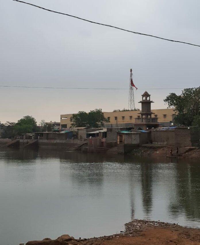 જેમાં આ માટેલિયા ઘરામાં ક્યારેય પાણી ખૂટતું નથી અને તળિયું પણ દેખાતું નથી તેમજ આ જ ધરાનું પાણી આખું માટેલ ગામ પીવે છે જેને ગાળ્યા વિના જ પીવાનું હોય છે જો ધરાનું પાણી ગાળવામાં આવે તો તેમાં જીવાત થઈ જાય છે લોકવાયકા પ્રમાણે આ માટેલિયા ધરામાં માતાજીનું સોનાનું મંદિર આવેલું છે અને સોનાંની નથડી પહેરેલ મહાકાય મગર તેની રક્ષા કરે છે. જેમાં આ માટેલિયા ઘરામાં ક્યારેય પાણી ખૂટતું નથી અને તળિયું પણ દેખાતું નથી તેમજ આ જ ધરાનું પાણી આખું માટેલ ગામ પીવે છે જેને ગાળ્યા વિના જ પીવાનું હોય છે જો ધરાનું પાણી ગાળવામાં આવે તો તેમાં જીવાત થઈ જાય છે લોકવાયકા પ્રમાણે આ માટેલિયા ધરામાં માતાજીનું સોનાનું મંદિર આવેલું છે અને સોનાંની નથડી પહેરેલ મહાકાય મગર તેની રક્ષા કરે છે.