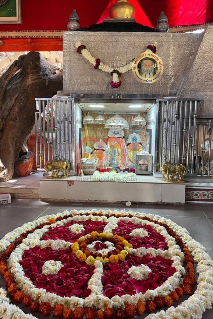 આ ધરાની લોકવાયકાથી પ્રભાવિત થઈને એક સમયના મુગલ બાદશાહે નવ હજાર નવસો નવ્વાણું કોષ ( પાણી કાઢવાના મશીનો ) મૂકી ધરામાંથી પાણી ઉલેચી નાખ્યું હતું બાદમાં સોનાના મંદિરનું ઉપરનું શીખરનું એક ઈંડુ દેખાતા જ ખોડિયાર માતાજીએ તેના ભાણેજને બોલાવતાનની સાથે જ ભર ઉનાળે પાણી નો ધસમસતો પ્રવાહ આવ્યો હતો અને ધરામાં પાછું છલોછલ પાણી ભરી તમામ કોષ પાણી માં તણાઇ ગયા હતા. આ ધરાની લોકવાયકાથી પ્રભાવિત થઈને એક સમયના મુગલ બાદશાહે નવ હજાર નવસો નવ્વાણું કોષ ( પાણી કાઢવાના મશીનો ) મૂકી ધરામાંથી પાણી ઉલેચી નાખ્યું હતું બાદમાં સોનાના મંદિરનું ઉપરનું શીખરનું એક ઈંડુ દેખાતા જ ખોડિયાર માતાજીએ તેના ભાણેજને બોલાવતાનની સાથે જ ભર ઉનાળે પાણી નો ધસમસતો પ્રવાહ આવ્યો હતો અને ધરામાં પાછું છલોછલ પાણી ભરી તમામ કોષ પાણી માં તણાઇ ગયા હતા.