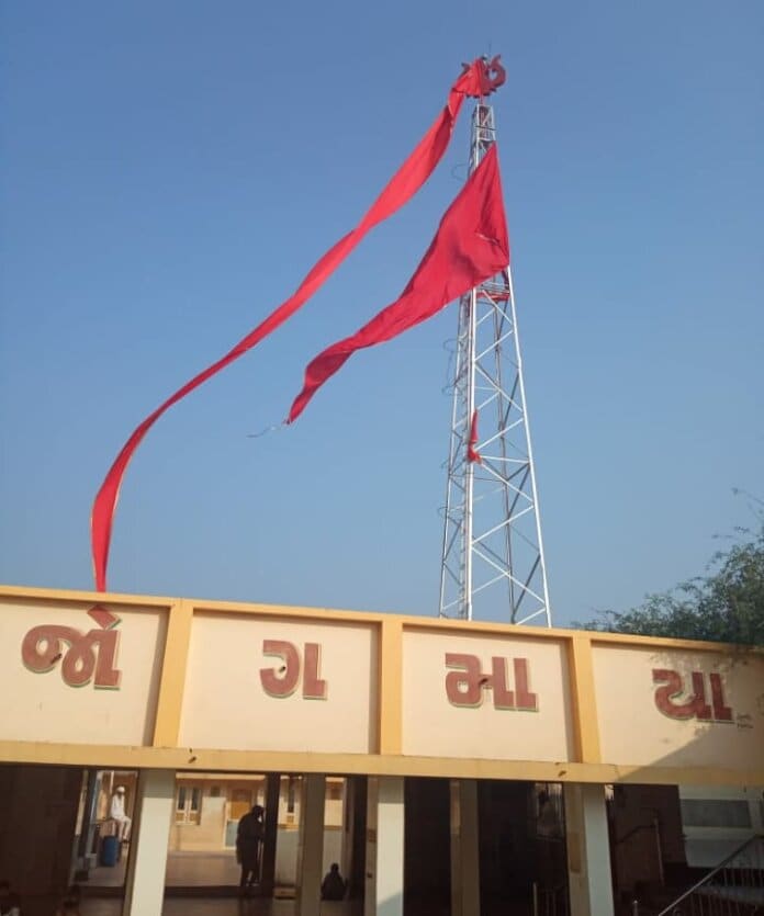 માટેલ ધામે ખોડિયાર માતાજીએ અનેક ભાવિ ભક્તોને ડોશીમા બનીને દર્શન આપ્યા ના પરચા હાલ બોલેછે અને વિશ્વના ખૂણે ખૂણેથી લોકો માટેલ ધામે આવ્યા વિના રહેતા નથી માટેલિયા ધરામાં. માતાજીના વાહન મગરના પણ વાર તહેવારે ભાગ્યશાળી ભક્તોને થાય છે સાથે જ એક માનતાથી લોકોની મનોકામના પૂર્ણ થાય છે જેના લીધે લોકો ચાલીને,દંડવત પ્રણામ કરીને જુદી જુદી પ્રકારે માનતાઓ કરવા પણ આવે છે જેથી આજદિન સુધી માટેલ ધામેથી કોઈ ખાલી હાથે પાછું ગયુ નથી. માટેલ ધામે ખોડિયાર માતાજીએ અનેક ભાવિ ભક્તોને ડોશીમા બનીને દર્શન આપ્યા ના પરચા હાલ બોલેછે અને વિશ્વના ખૂણે ખૂણેથી લોકો માટેલ ધામે આવ્યા વિના રહેતા નથી માટેલિયા ધરામાં. માતાજીના વાહન મગરના પણ વાર તહેવારે ભાગ્યશાળી ભક્તોને થાય છે સાથે જ એક માનતાથી લોકોની મનોકામના પૂર્ણ થાય છે જેના લીધે લોકો ચાલીને,દંડવત પ્રણામ કરીને જુદી જુદી પ્રકારે માનતાઓ કરવા પણ આવે છે જેથી આજદિન સુધી માટેલ ધામેથી કોઈ ખાલી હાથે પાછું ગયુ નથી.