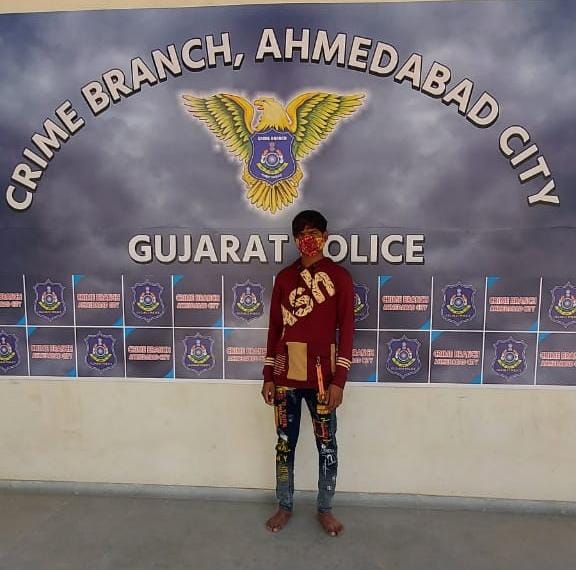 આરોપીઓને મોડેસ ઓપરેન્ડી ની વાત કરીએ તો 2 સગીર બાળકોને પોતાની સાથે રાખી આરોપીઓ નજર ચૂકવીને મોબાઈલ ચોરીને અંજામ આપતા હતા. એટલું જ નહીં આરોપીઓની વધુ પૂછપરછ કરતાં સામે આવ્યું કે જયેશ ઉર્ફે ધમો નામનો શખ્સ અગાઉ પણ અમરેલી અને ગોંડલમાં મારામારી અને દારૂના કેસમાં પકડાઈ ચૂક્યો છે. આરોપીઓને મોડેસ ઓપરેન્ડી ની વાત કરીએ તો 2 સગીર બાળકોને પોતાની સાથે રાખી આરોપીઓ નજર ચૂકવીને મોબાઈલ ચોરીને અંજામ આપતા હતા. એટલું જ નહીં આરોપીઓની વધુ પૂછપરછ કરતાં સામે આવ્યું કે જયેશ ઉર્ફે ધમો નામનો શખ્સ અગાઉ પણ અમરેલી અને ગોંડલમાં મારામારી અને દારૂના કેસમાં પકડાઈ ચૂક્યો છે.