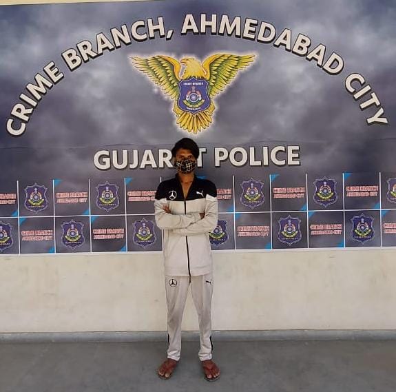 જ્યારે વિજય રાજકોટના અલગ અલગ પોલીસ સ્ટેશનમાં દારૂના કેસમાં પકડાયેલો છે. ત્યારે છેલ્લા કેટલા સમયથી મોબાઈલ ચોરી કરતા હતા અને અગાઉ ચોરીના મોબાઇલ કઇ જગ્યાએ વેચ્યા તે બાબતે તપાસ શરૂ કરી છે.આ મામલે ક્રાઈમ બ્રાન્ચ ના acp dp ચુડાસમા નું કેહવું છે કે હાલ તો અમે કુલ 221000 લાખ નો મોબાઈલ કબ્જે કરેલ છે અને આ મામલે વધુ તપાસ ચાલુ છે અને તપાસ માં વધુ ખુલાસો સામે આવી શકે છે. જ્યારે વિજય રાજકોટના અલગ અલગ પોલીસ સ્ટેશનમાં દારૂના કેસમાં પકડાયેલો છે. ત્યારે છેલ્લા કેટલા સમયથી મોબાઈલ ચોરી કરતા હતા અને અગાઉ ચોરીના મોબાઇલ કઇ જગ્યાએ વેચ્યા તે બાબતે તપાસ શરૂ કરી છે.આ મામલે ક્રાઈમ બ્રાન્ચ ના acp dp ચુડાસમા નું કેહવું છે કે હાલ તો અમે કુલ 221000 લાખ નો મોબાઈલ કબ્જે કરેલ છે અને આ મામલે વધુ તપાસ ચાલુ છે અને તપાસ માં વધુ ખુલાસો સામે આવી શકે છે.