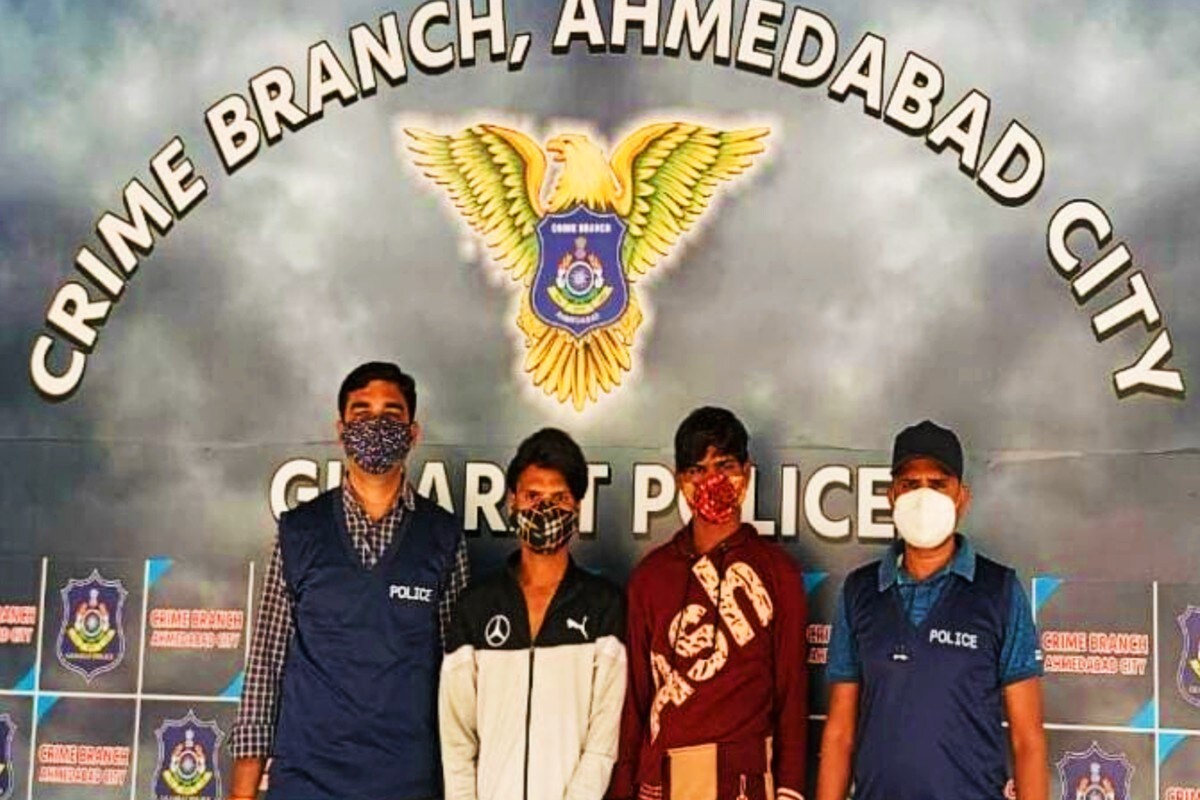 અમદાવાદ ક્રાઇમબ્રાન્ચની (Ahmedabad Crime Branch) કસ્ટડીમાં આવેલા બન્ને શખ્સો (Mobile Theft) મોબાઇલ ચોરી કરવામાં એટલા માસ્ટર છે કે માત્ર ગણતરીના મહિનાઓમાં જ તેમને 28 મોબાઈલ ચોરી કરી. આરોપી જયેશ ઉર્ફે ધમો સોલંકી અને વિજય ચાવડા અગાઉ પણ પોલીસ ચોપડે ગુનેગાર સાબિત થઇ ચુક્યા છે. તેમ છતાં આ શોર્ટકટથી રૂપિયા કમાવા માટે મોબાઈલ ચોરીને અંજામ આપતા રહેતા હતા. હાલમાં પોલીસે અમદાવાદના પશ્ચિમ અને અમદાવાદના ગ્રામ્ય વિસ્તારોમાં ચોરી કર્યાની કબૂલાત પોલીસ સમક્ષ કરી છે. અમદાવાદ ક્રાઇમબ્રાન્ચની (Ahmedabad Crime Branch) કસ્ટડીમાં આવેલા બન્ને શખ્સો (Mobile Theft) મોબાઇલ ચોરી કરવામાં એટલા માસ્ટર છે કે માત્ર ગણતરીના મહિનાઓમાં જ તેમને 28 મોબાઈલ ચોરી કરી. આરોપી જયેશ ઉર્ફે ધમો સોલંકી અને વિજય ચાવડા અગાઉ પણ પોલીસ ચોપડે ગુનેગાર સાબિત થઇ ચુક્યા છે. તેમ છતાં આ શોર્ટકટથી રૂપિયા કમાવા માટે મોબાઈલ ચોરીને અંજામ આપતા રહેતા હતા. હાલમાં પોલીસે અમદાવાદના પશ્ચિમ અને અમદાવાદના ગ્રામ્ય વિસ્તારોમાં ચોરી કર્યાની કબૂલાત પોલીસ સમક્ષ કરી છે.