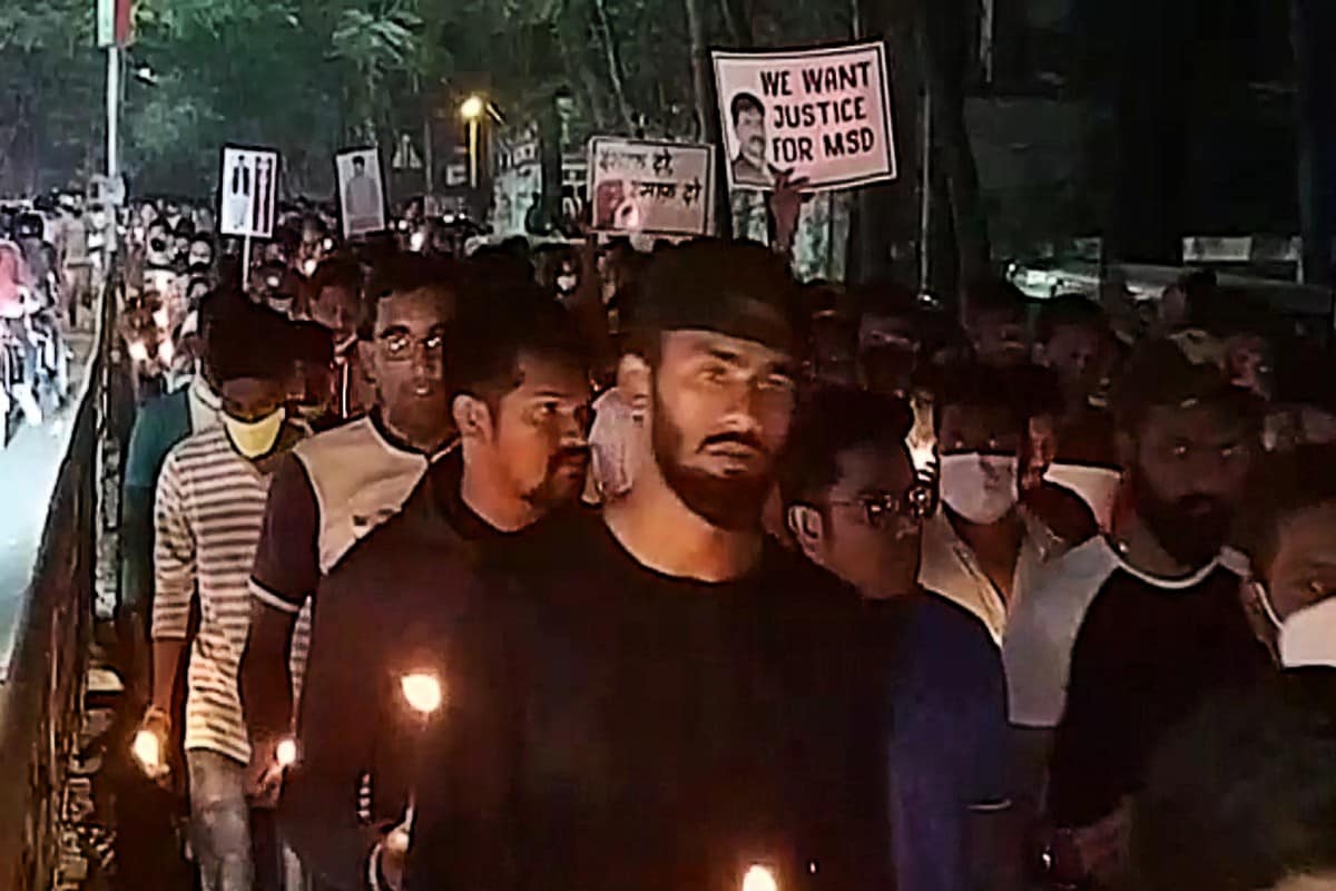 મોહન ડેલકરના મોત માટે જવાબદાર લોકોને કડકમાં કડક સજા કરવામાં આવે તેવી માંગ વધારે પ્રબળ બની રહી છે, ત્યારે આજે પ્રથમ વખત મોહન ડેલકરના મોતના મામલે મોટી સંખ્યામાં પ્રદેશના લોકો એકઠા થયા હતા અને સેલવાસમાં કેન્ડલ માર્ચ નીકળી હતી અને મોહન ડેલકરના પરિવારને ન્યાય આપવાની માંગ કરી હતી. મોહન ડેલકરના મોત માટે જવાબદાર લોકોને કડકમાં કડક સજા કરવામાં આવે તેવી માંગ વધારે પ્રબળ બની રહી છે, ત્યારે આજે પ્રથમ વખત મોહન ડેલકરના મોતના મામલે મોટી સંખ્યામાં પ્રદેશના લોકો એકઠા થયા હતા અને સેલવાસમાં કેન્ડલ માર્ચ નીકળી હતી અને મોહન ડેલકરના પરિવારને ન્યાય આપવાની માંગ કરી હતી.