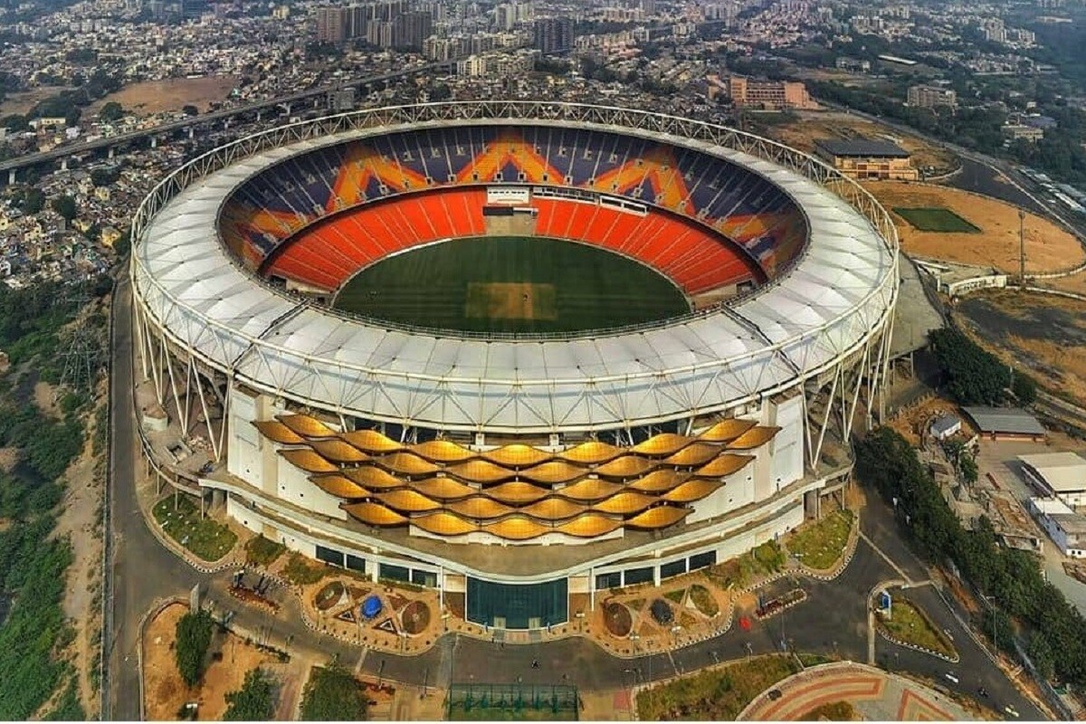 ભારતમાં બીસીસીઆઇ (BCCI) એસ.જી. ટેસ્ટ મેચથી રમે છે. પિન્ક બૉલ (Pink Ball) સ્પેશિયલ ડે નાઈટ ટેસ્ટ માટે મેન્યુફેકચર કરવામાં આવે છે. ડે નાઈટ મેચમાં નાઈટ ટાઈમ પર વિઝીબિલિટી સારી રહે એ માટે પિન્ક બૉલનો ઉપયોગ થાય છે ખાસ વ્હાઈટ અને મરુન બોલને રાતના સમયે જોવામાં તકલીફ પડે છે. ભારતમાં બીસીસીઆઇ (BCCI) એસ.જી. ટેસ્ટ મેચથી રમે છે. પિન્ક બૉલ (Pink Ball) સ્પેશિયલ ડે નાઈટ ટેસ્ટ માટે મેન્યુફેકચર કરવામાં આવે છે. ડે નાઈટ મેચમાં નાઈટ ટાઈમ પર વિઝીબિલિટી સારી રહે એ માટે પિન્ક બૉલનો ઉપયોગ થાય છે ખાસ વ્હાઈટ અને મરુન બોલને રાતના સમયે જોવામાં તકલીફ પડે છે.