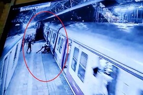 પ્રેમમાં નિષ્ફળ યુવકે યુવતીને લોકલ ટ્રેનની નીચે ફેંકવાનો પ્રયાસ કર્યો, Video જોઈ ચોંકી જશો