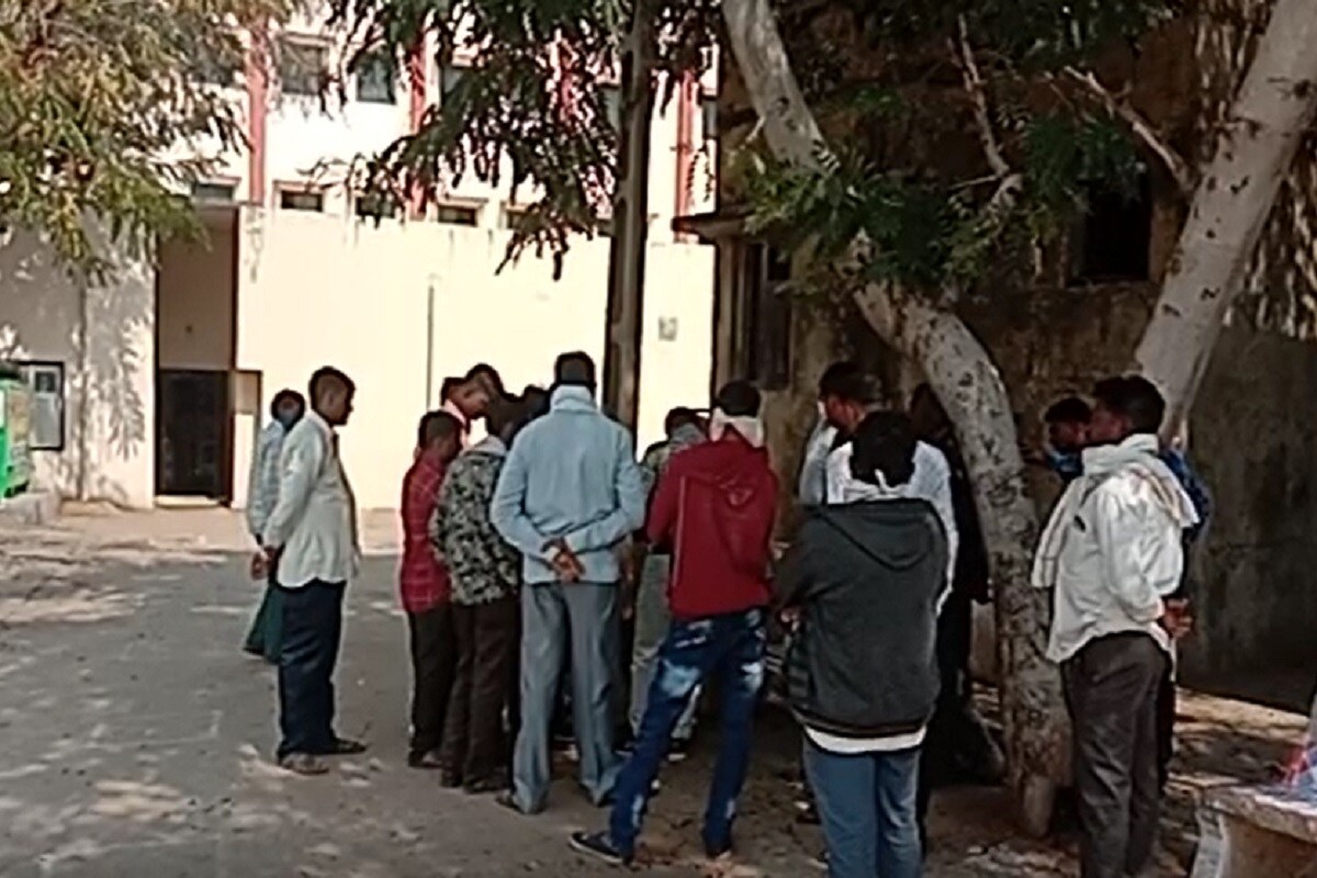રાજેશ જોશી, પંચમહાલ : પંચમહાલ જિલ્લાના મોરવા હડફ પાસે એક કરૂણાંતિક ઘટી છે. અહીંયા ગઈકાલે રાત્રે એક હીટ એન્ડ રનનો બનાવ બન્યો હતો. જોકે, ઘટનામાં એક કારે 6 વ્યક્તિને અડફેટે લીધા હતા પરંતુ તે પૈકી એકનું મોત થઈ જતા માતમ છવાઈ ગયો છે. એક બેજવાબદાર કાર ચાલકાના કારણે એક કિશોરનું કરૂણ મોત થયું છે. રાજેશ જોશી, પંચમહાલ : પંચમહાલ જિલ્લાના મોરવા હડફ પાસે એક કરૂણાંતિક ઘટી છે. અહીંયા ગઈકાલે રાત્રે એક હીટ એન્ડ રનનો બનાવ બન્યો હતો. જોકે, ઘટનામાં એક કારે 6 વ્યક્તિને અડફેટે લીધા હતા પરંતુ તે પૈકી એકનું મોત થઈ જતા માતમ છવાઈ ગયો છે. એક બેજવાબદાર કાર ચાલકાના કારણે એક કિશોરનું કરૂણ મોત થયું છે.